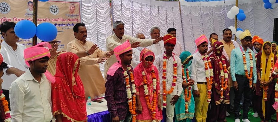 कांधला में  मुख्यमंत्री सामूहिक विवाह योजना के दौरान वर-वधू को आशीर्वाद देते एमएलसी विरेंद्र सि?