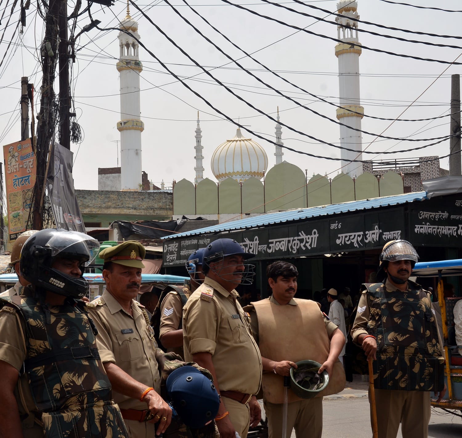 खालापार में मस्जिद के बाहार तैनात पुलिस। खालापार में मस्जिद के बाहार तैनात पुलिस।