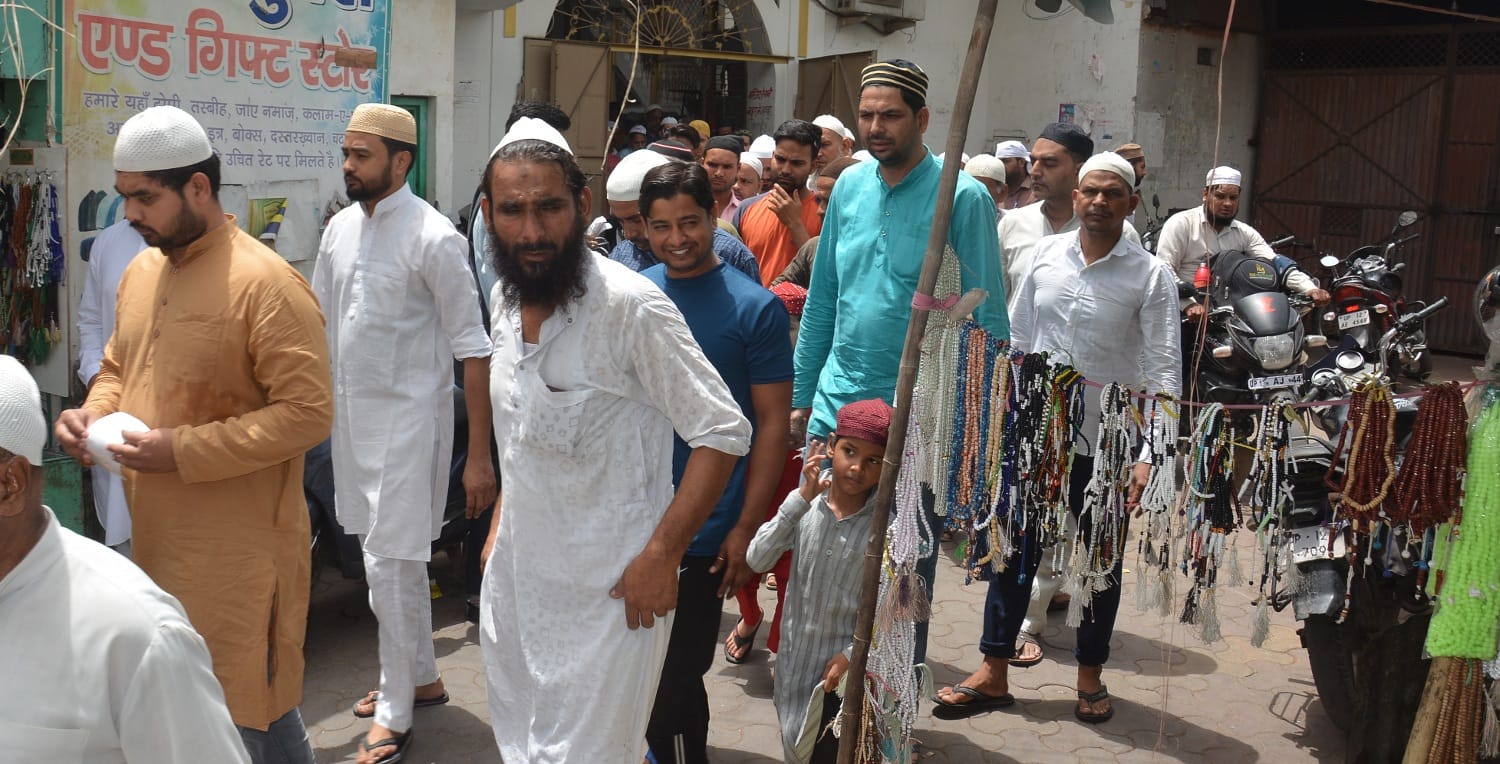 खालापार में मस्जिद में नमाज अदा कर आते नमाजी। खालापार में मस्जिद में नमाज अदा कर आते नमाजी।