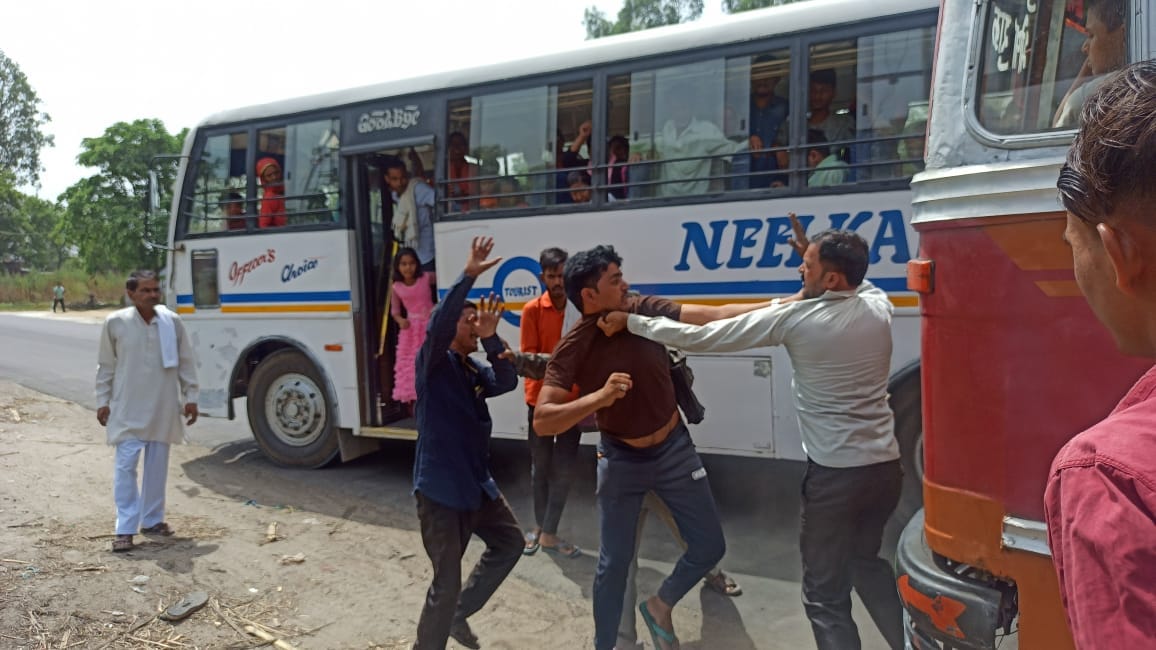 मुजफ्फरनगर : मोरना चीनी मिल के पास सड़क पर  आपस में मारपीट करते बस ड्राइवर और कंडक्टर।