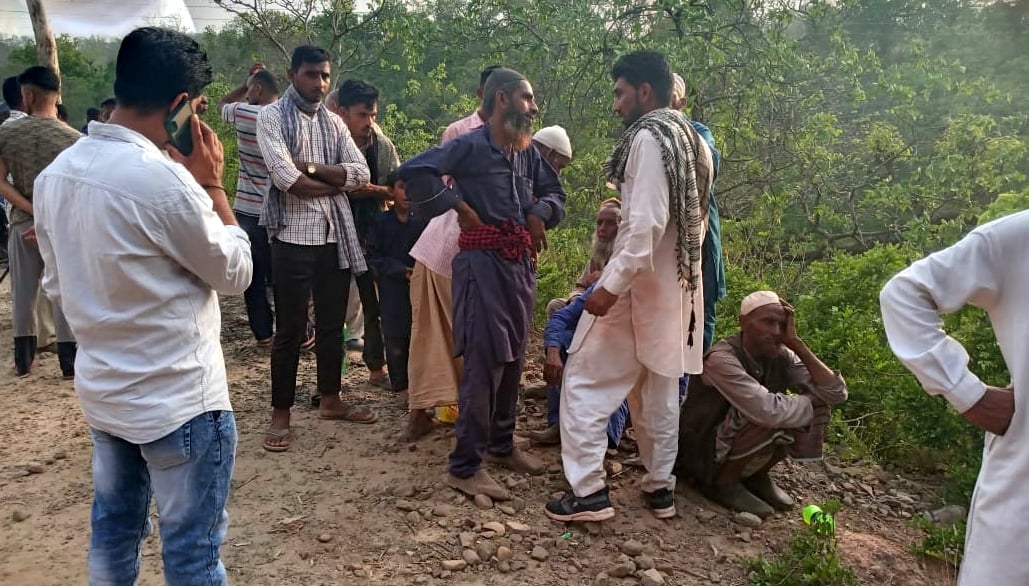 सैनवाला-कौलांवालाभूड़ सड़क पर बांसवाला गांव के समीप हुए सड़क के दौरान घटनास्थल पर पहुंचे ग्रामी
