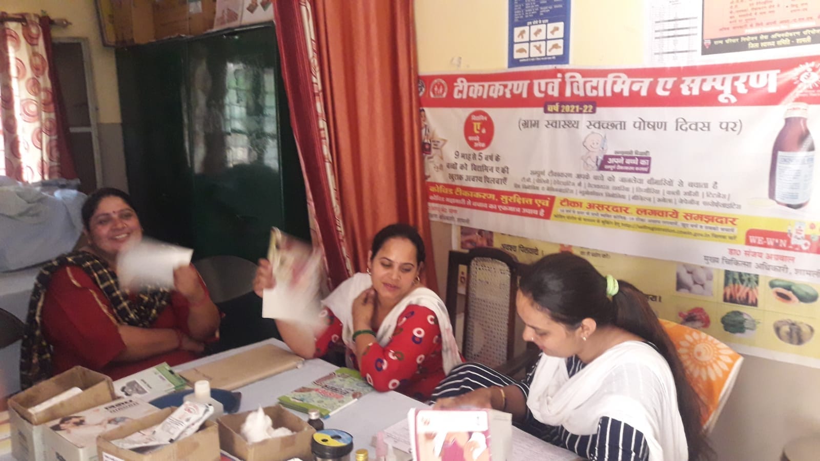 शामली सीएचसी में बिजली न होने पर टीकाकरण कक्ष में हाथ का पंखा झुलाती स्वास्थ्यकर्मी। शामली सीएचसी में बिजली न होने पर टीकाकरण कक्ष में हाथ का पंखा झुलाती स्वास्थ्यकर्मी।