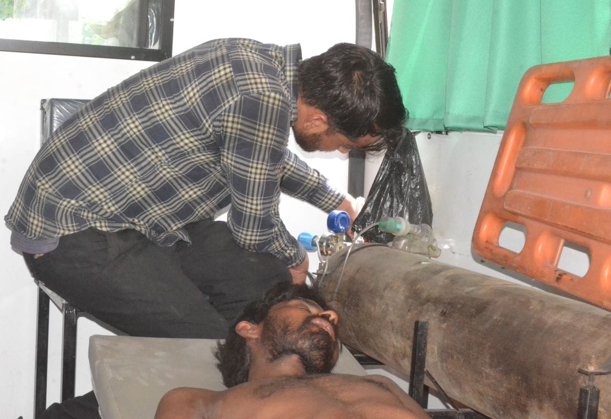 शनिवार को जिला अस्पताल में एम्बुलेंस के अंदर लगे ऑक्सीजन सिलेंडर का रेगुलेटर खोलने के लिये जोर ल? शनिवार को जिला अस्पताल में एम्बुलेंस के अंदर लगे ऑक्सीजन सिलेंडर का रेगुलेटर खोलने के लिये जोर ल?