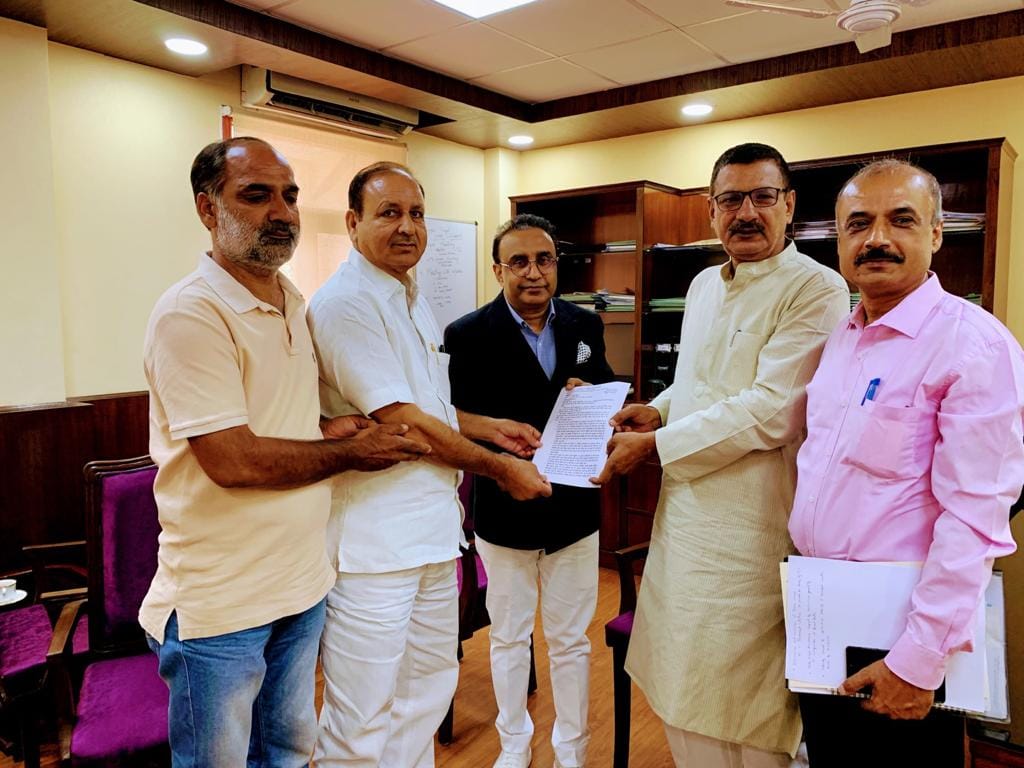 दिल्ली में वाणिज्य सचिव को मांगपत्र देते पीजेंट वेलफेयर के पदाधिकारी दिल्ली में वाणिज्य सचिव को मांगपत्र देते पीजेंट वेलफेयर के पदाधिकारी