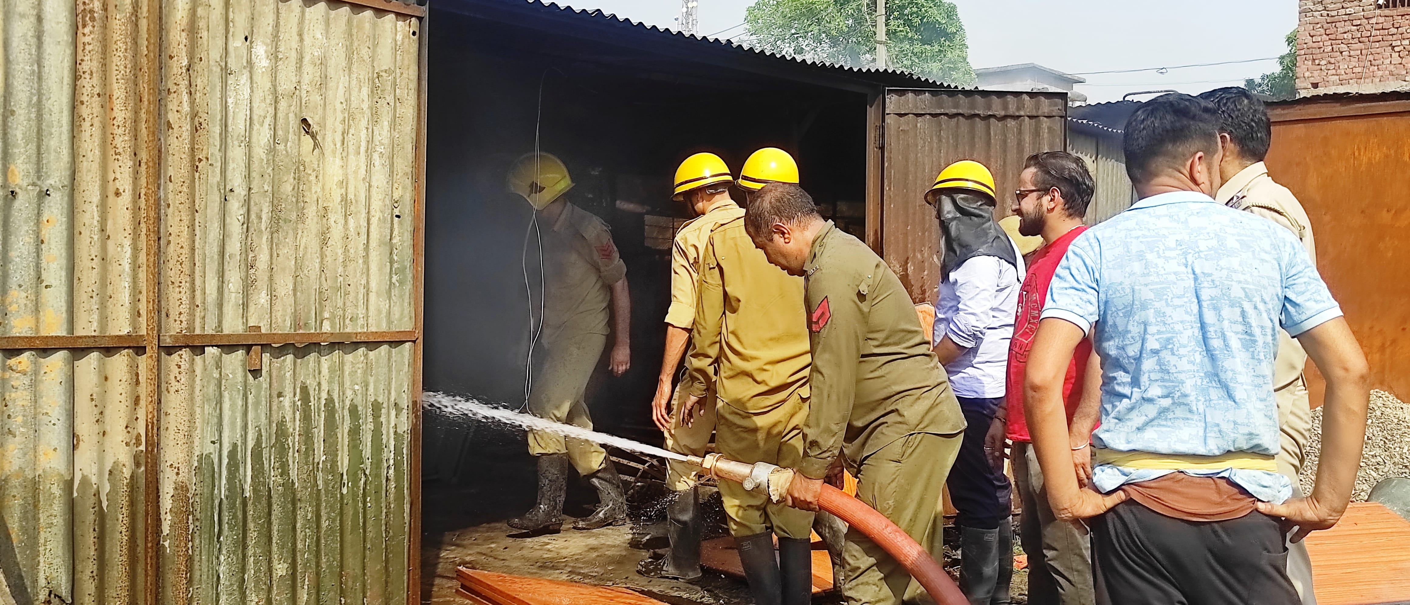 धमपुर: बटल बलिया में फर्नीचर की फैक्ट्री में लगी आग को बुझाते दमकल विभाग के कर्मचारी. धमपुर: बटल बलिया में फर्नीचर की फैक्ट्री में लगी आग को बुझाते दमकल विभाग के कर्मचारी.