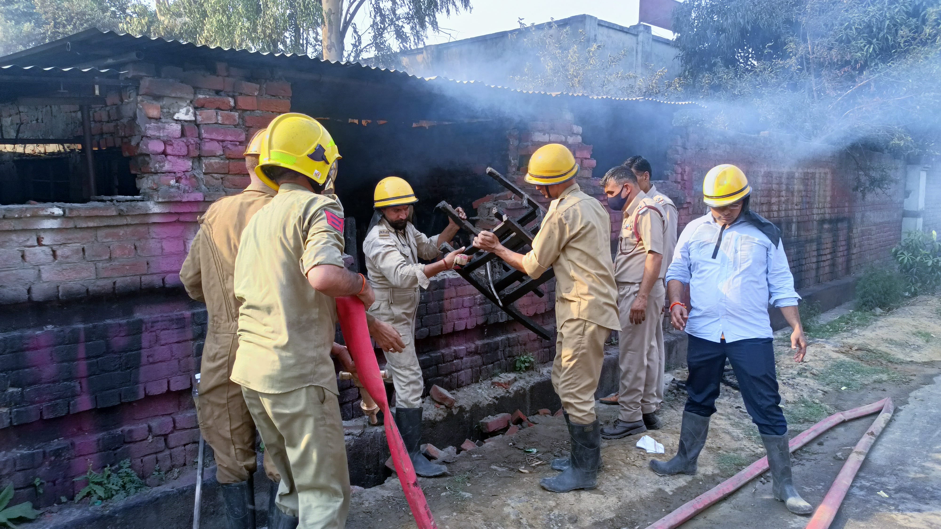 उधमपुर: बटल बलिया में फर्नीचर की फैक्ट्री में लगी आग को बुझाते दमकल विभाग के कर्मचारी. उधमपुर: बटल बलिया में फर्नीचर की फैक्ट्री में लगी आग को बुझाते दमकल विभाग के कर्मचारी.