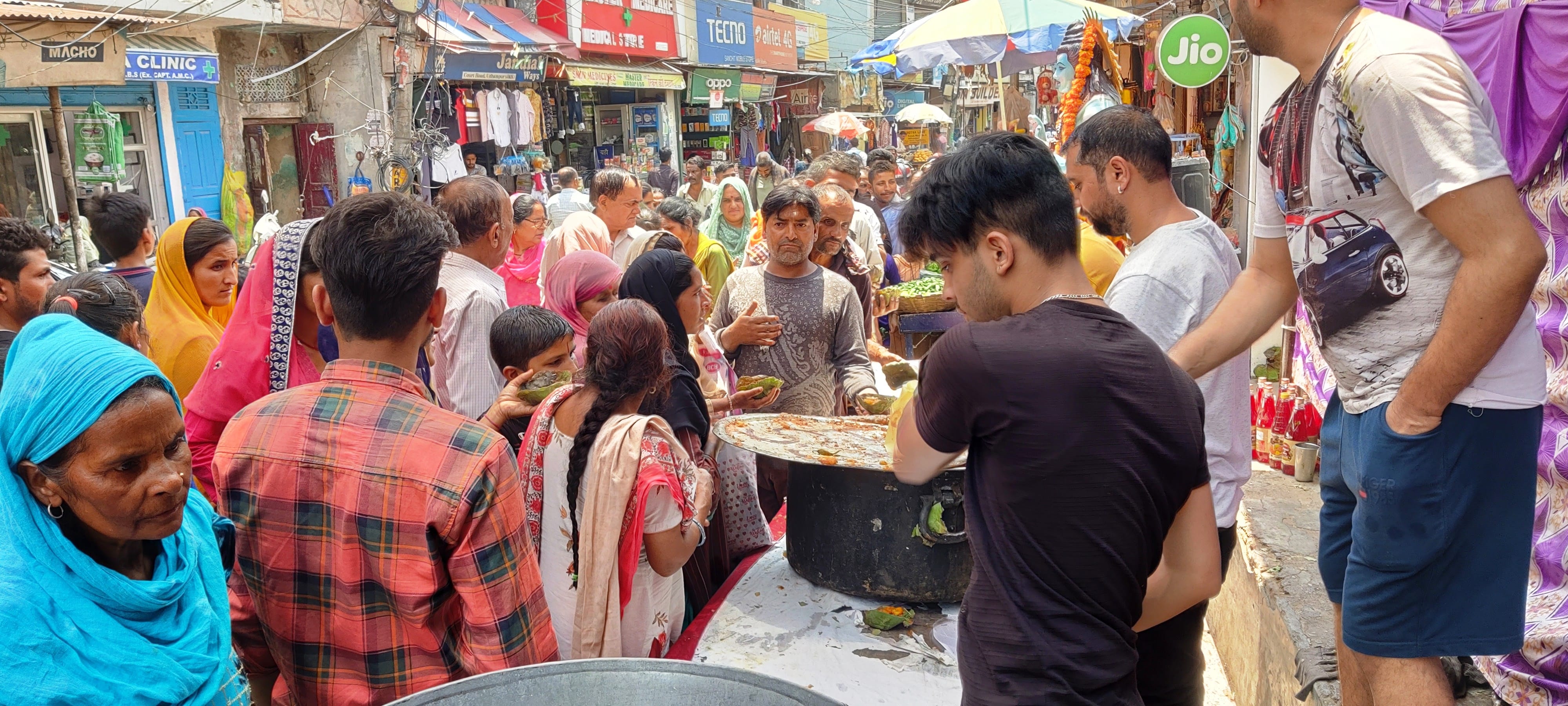उधमपुर: निर्जला एकादशी पर बाजारो में लगी छबीलें व आलू के स्टाल उधमपुर: निर्जला एकादशी पर बाजारो में लगी छबीलें व आलू के स्टाल