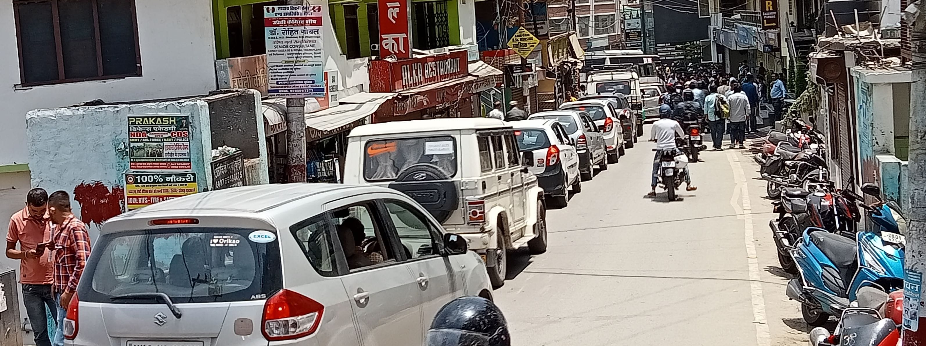 अल्मोड़ा माल रोड में लगा जाम
