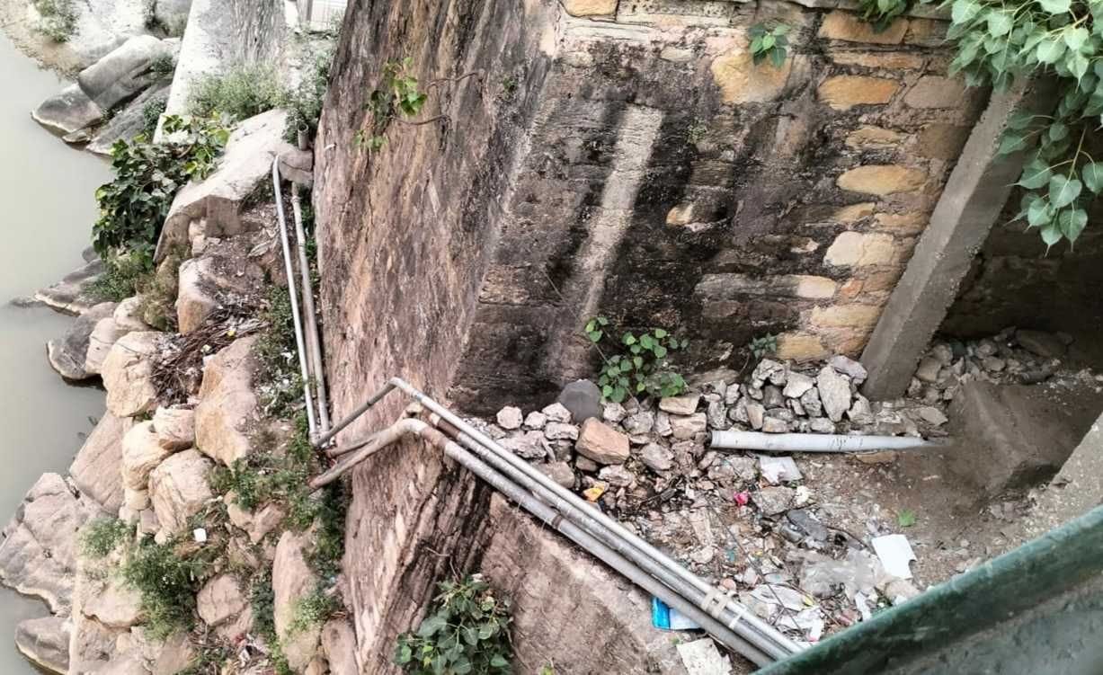 बागेश्वर के बागनाथ वार्ड में सरयू नदी के किनारे बने शौचालय से बहती गंदगी। संवाद न्यूज एजेंसी बागेश्वर के बागनाथ वार्ड में सरयू नदी के किनारे बने शौचालय से बहती गंदगी। संवाद न्यूज एजेंसी