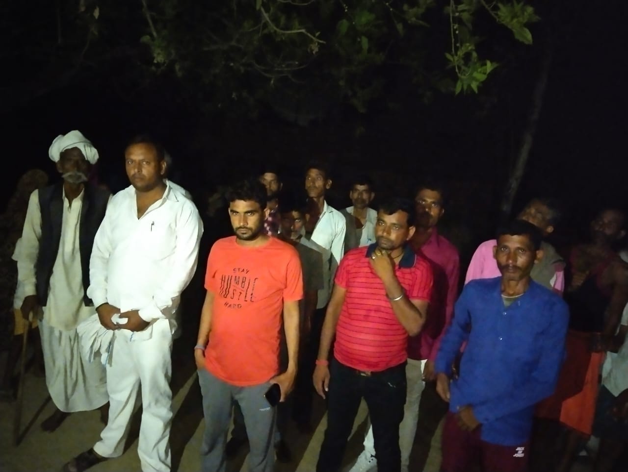 बिजली न आने पर रात में विरोध जताते ग्रामीण। संवाद बिजली न आने पर रात में विरोध जताते ग्रामीण। संवाद