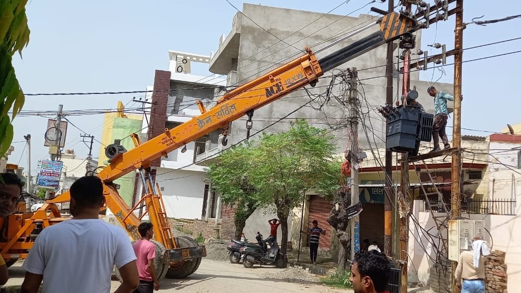 बिजनौर में मयूर बिहार के पास ट्रांसफार्मर बदलते कर्मचारी। बिजनौर में मयूर बिहार के पास ट्रांसफार्मर बदलते कर्मचारी।