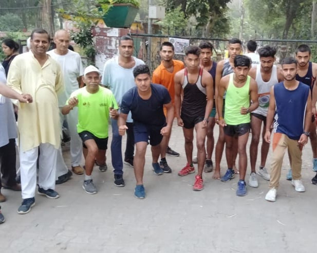 बिजनौर में युवाओं के साथ दौड़ते 65 वर्ष के देशराज सिंह बिजनौर में युवाओं के साथ दौड़ते 65 वर्ष के देशराज सिंह