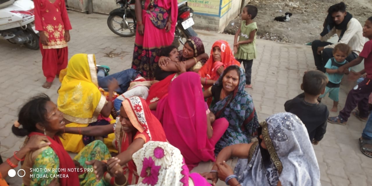 फोटो-11एयूआरपी-32 हादसे के बाद रोते-बिलखते परिजन। संवाद फोटो-11एयूआरपी-32 हादसे के बाद रोते-बिलखते परिजन। संवाद