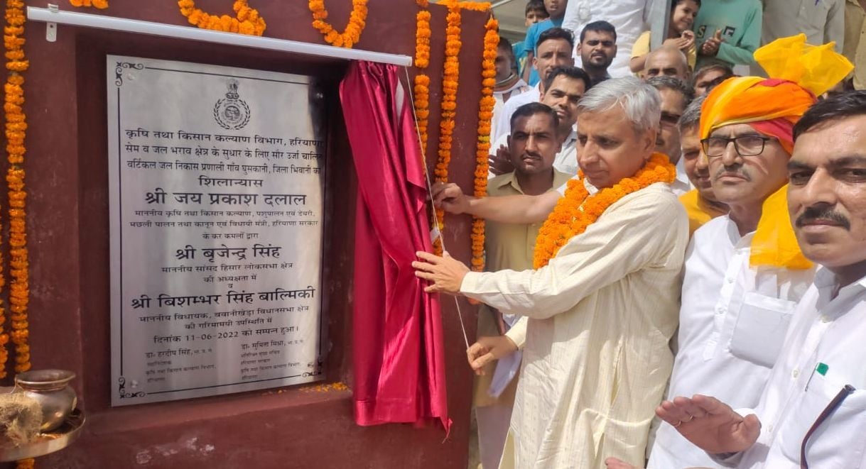 गांव घुसकानी में जल निकासी प्रणाली का शुभारंभ करते कृषि मंत्री जेपी दलाल। गांव घुसकानी में जल निकासी प्रणाली का शुभारंभ करते कृषि मंत्री जेपी दलाल।