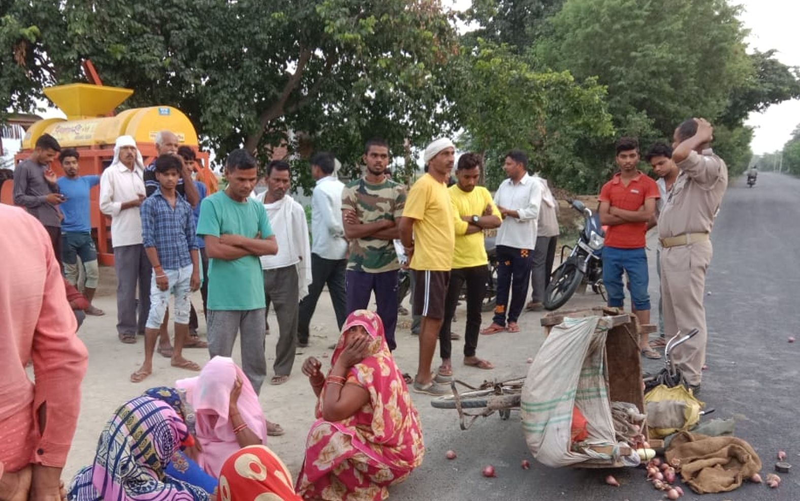 जहानगंज के गांव न्योधापुर की पुलिस पर सड़क पर पड़ी साइकिल व लगी भीड़। संवाद जहानगंज के गांव न्योधापुर की पुलिस पर सड़क पर पड़ी साइकिल व लगी भीड़। संवाद