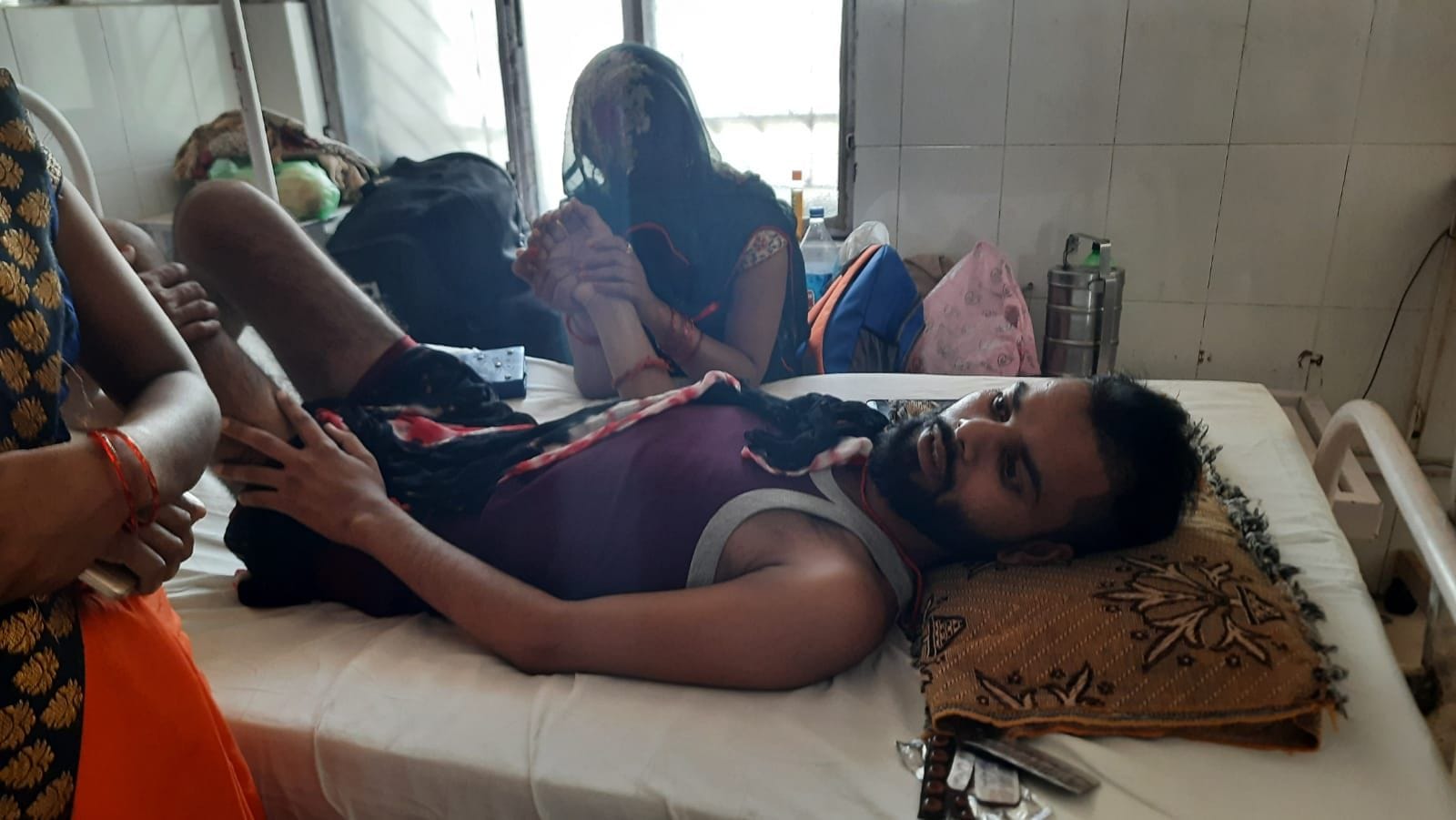 जिला अस्पताल के पुरुष वार्ड में भर्ती बंदी मरीज। संवाद जिला अस्पताल के पुरुष वार्ड में भर्ती बंदी मरीज। संवाद