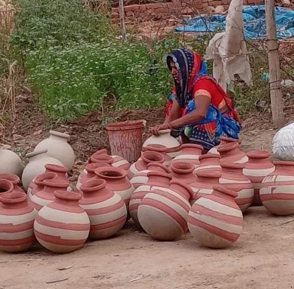 मिट्टी के बर्तन पर रंग करतीं शोभा। संवाद