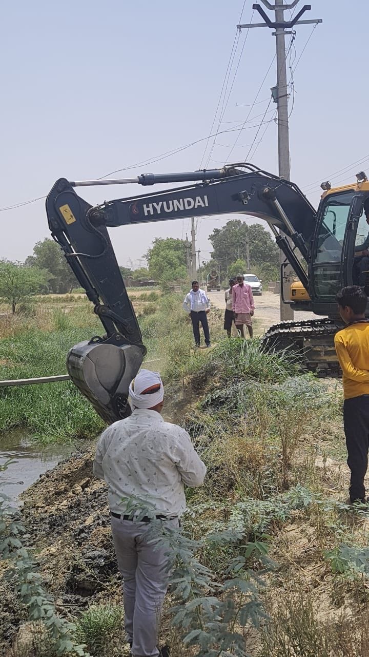  नाले की सफाई करती जेसीबी। संवाद