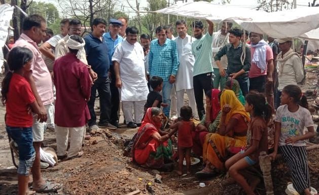 पीड़ितों से मिलते मेयर गौतम सरदाना। साथ में मनोनीत पार्षद नरेंद्र शर्मा व अन्य। पीड़ितों से मिलते मेयर गौतम सरदाना। साथ में मनोनीत पार्षद नरेंद्र शर्मा व अन्य।