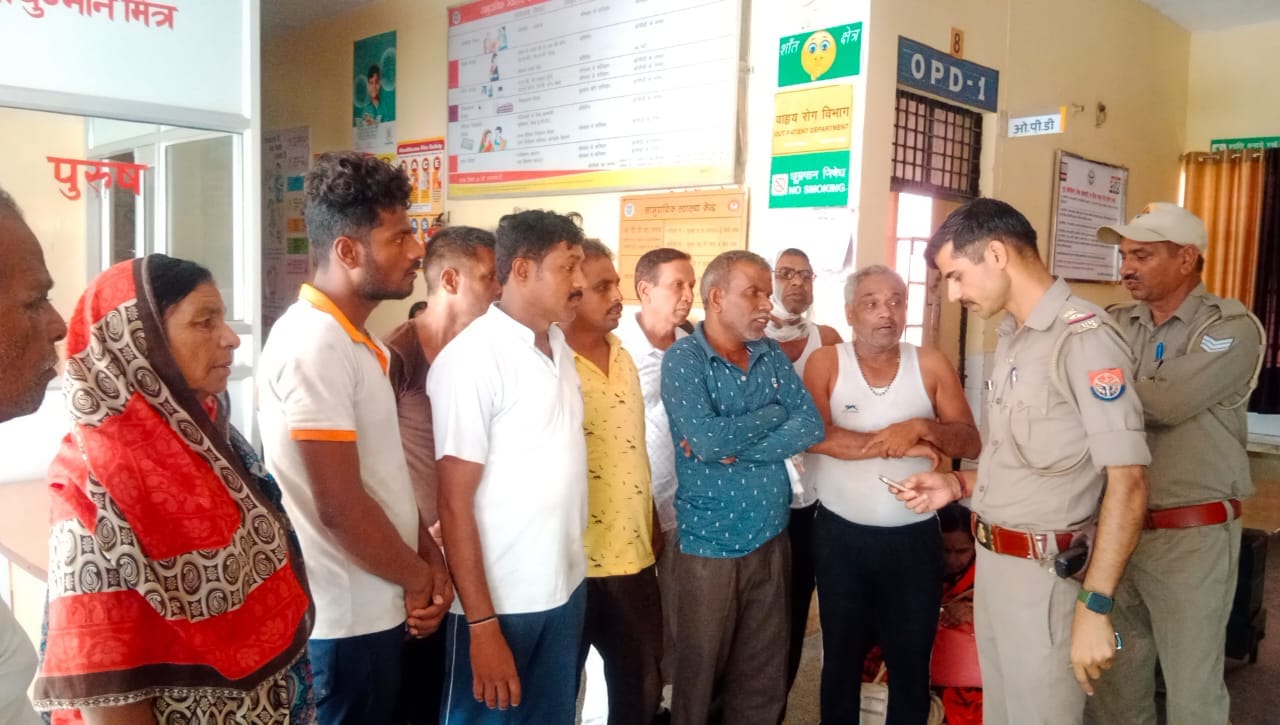 सहारनपुर के गागलहेड़ी में हुए बस हादसे का शिकार श्रद्वालुओं से जानकारी लेती पुलिस
