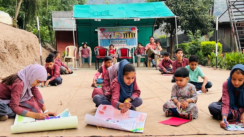 दरमाड़ी में सेना के कार्यक्रम में चित्रकारी करते हुए विद्घार्थी। दरमाड़ी में सेना के कार्यक्रम में चित्रकारी करते हुए विद्घार्थी।