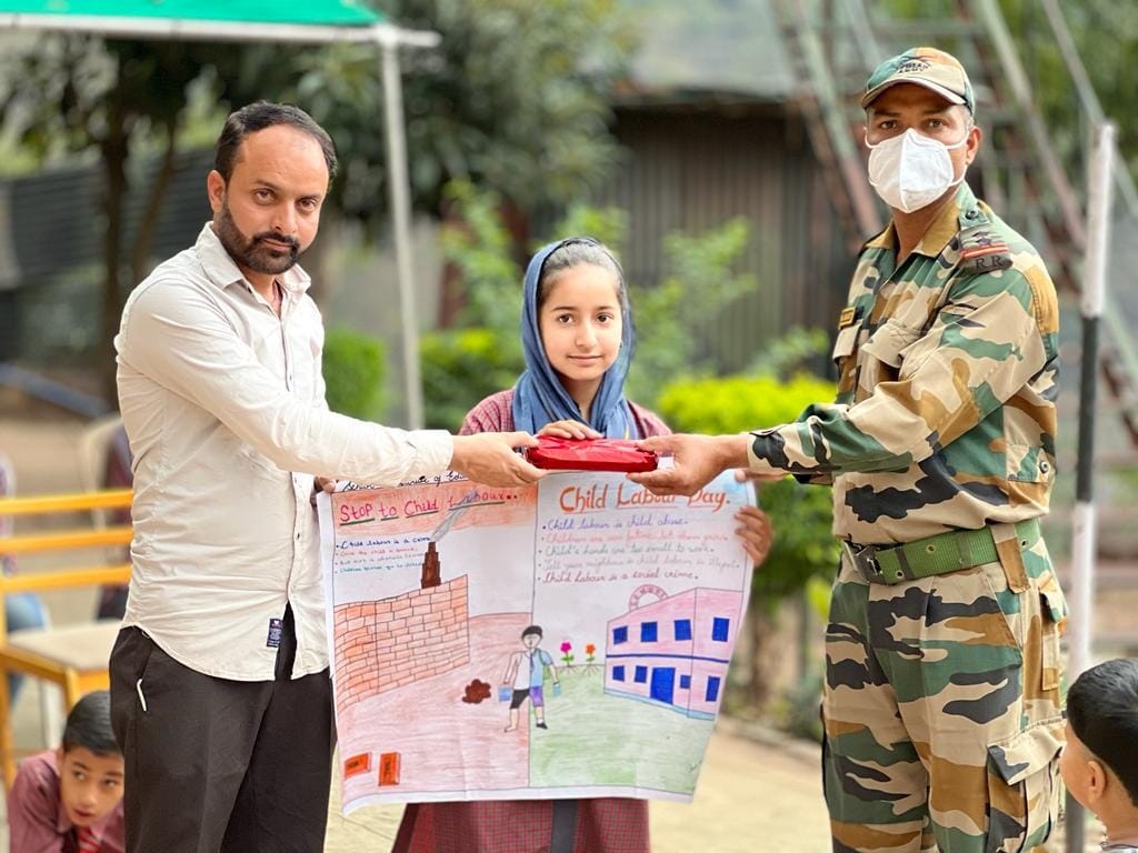 दरमाड़ी में विद्घार्थी को सम्मानित करते हुए सेना अधिकारी। दरमाड़ी में विद्घार्थी को सम्मानित करते हुए सेना अधिकारी।