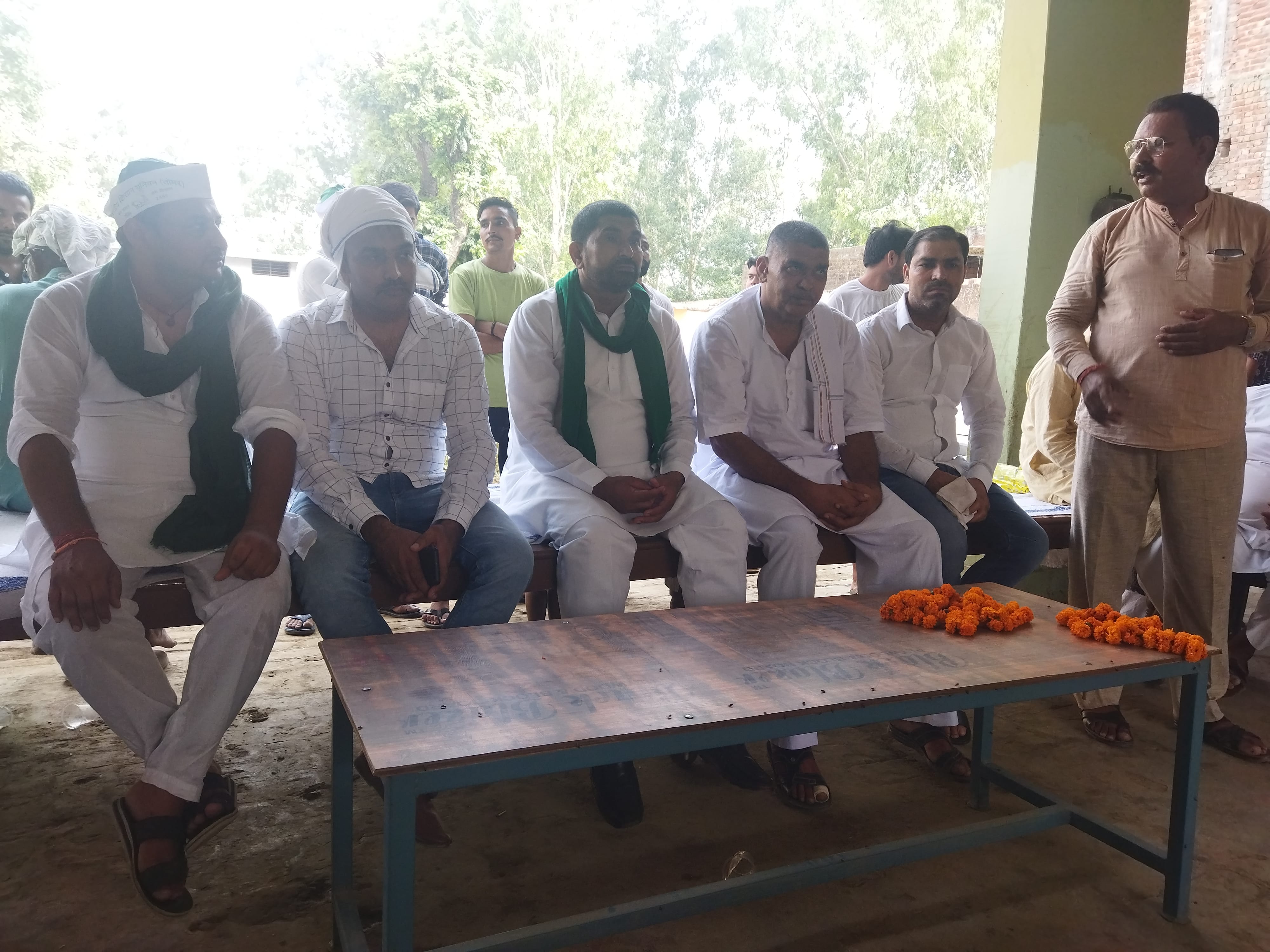 थीतकी गांव में हुई भाकियू तोमर की बैठक में विचार रखते किसान नेता थीतकी गांव में हुई भाकियू तोमर की बैठक में विचार रखते किसान नेता