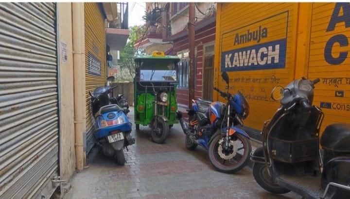 ददाहू के अपर बाजार की गली में खड़े दोपहिया वाहन के कारण फंसीं कूड़े की गाड़ी। संवाद ददाहू के अपर बाजार की गली में खड़े दोपहिया वाहन के कारण फंसीं कूड़े की गाड़ी। संवाद