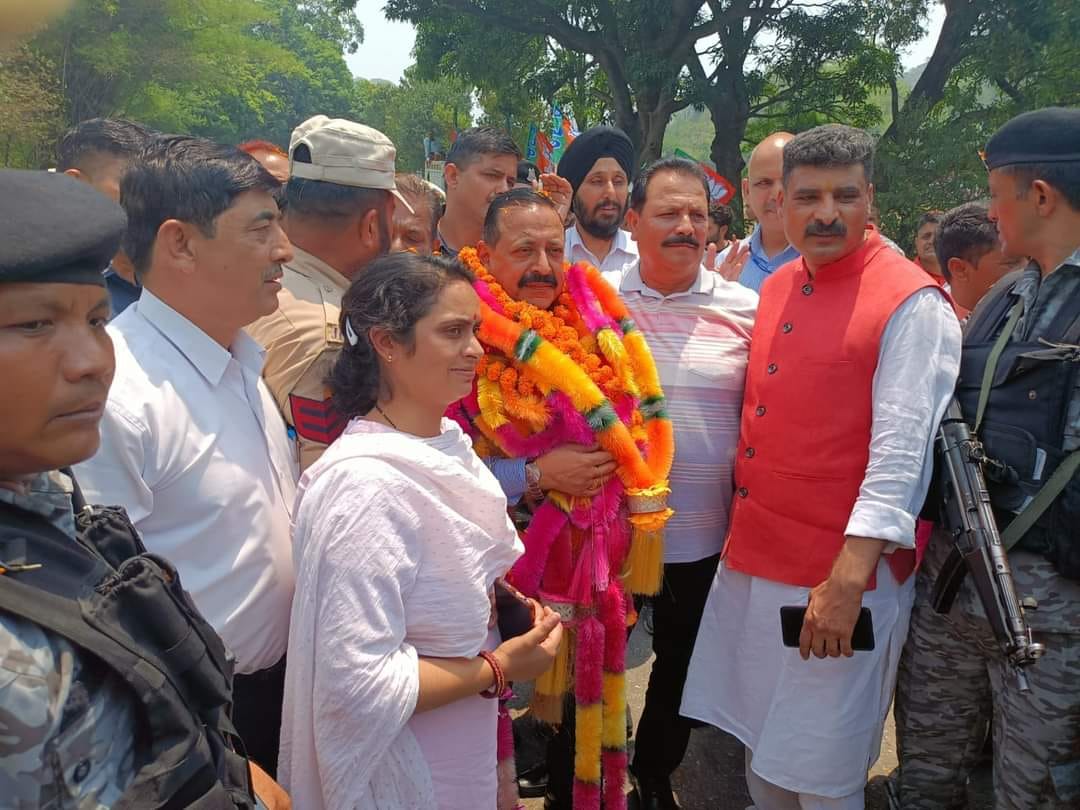 उधमपुर। मनवाल में पहुंचने पर पीमएओ मंत्री डा. जितेंद्र का स्वागत करते कार्यकर्ता और मंच में बैठे उधमपुर। मनवाल में पहुंचने पर पीमएओ मंत्री डा. जितेंद्र का स्वागत करते कार्यकर्ता और मंच में बैठे