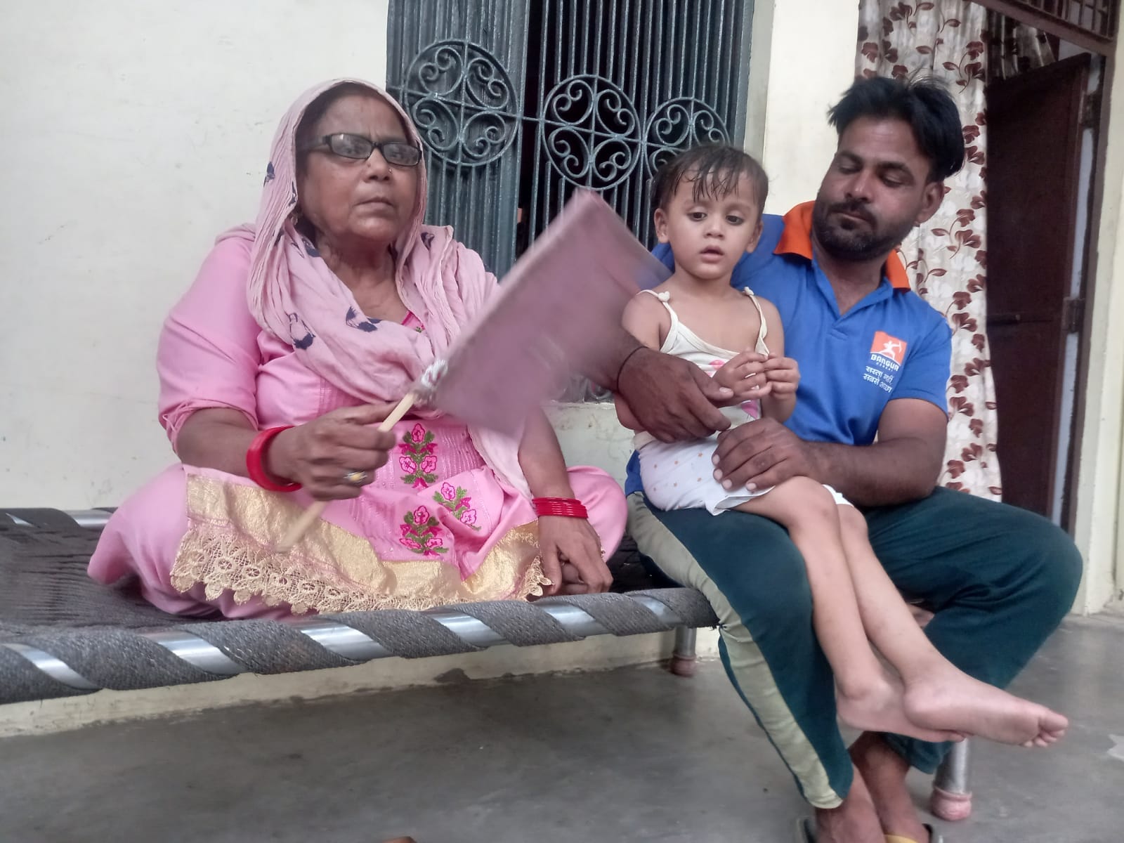 बागपत के कोर्ट रोड पर लाइट जाने के बाद गर्मी से परेशान हुई पोती को हाथ का पंखा कर गर्मी से राहत देत?