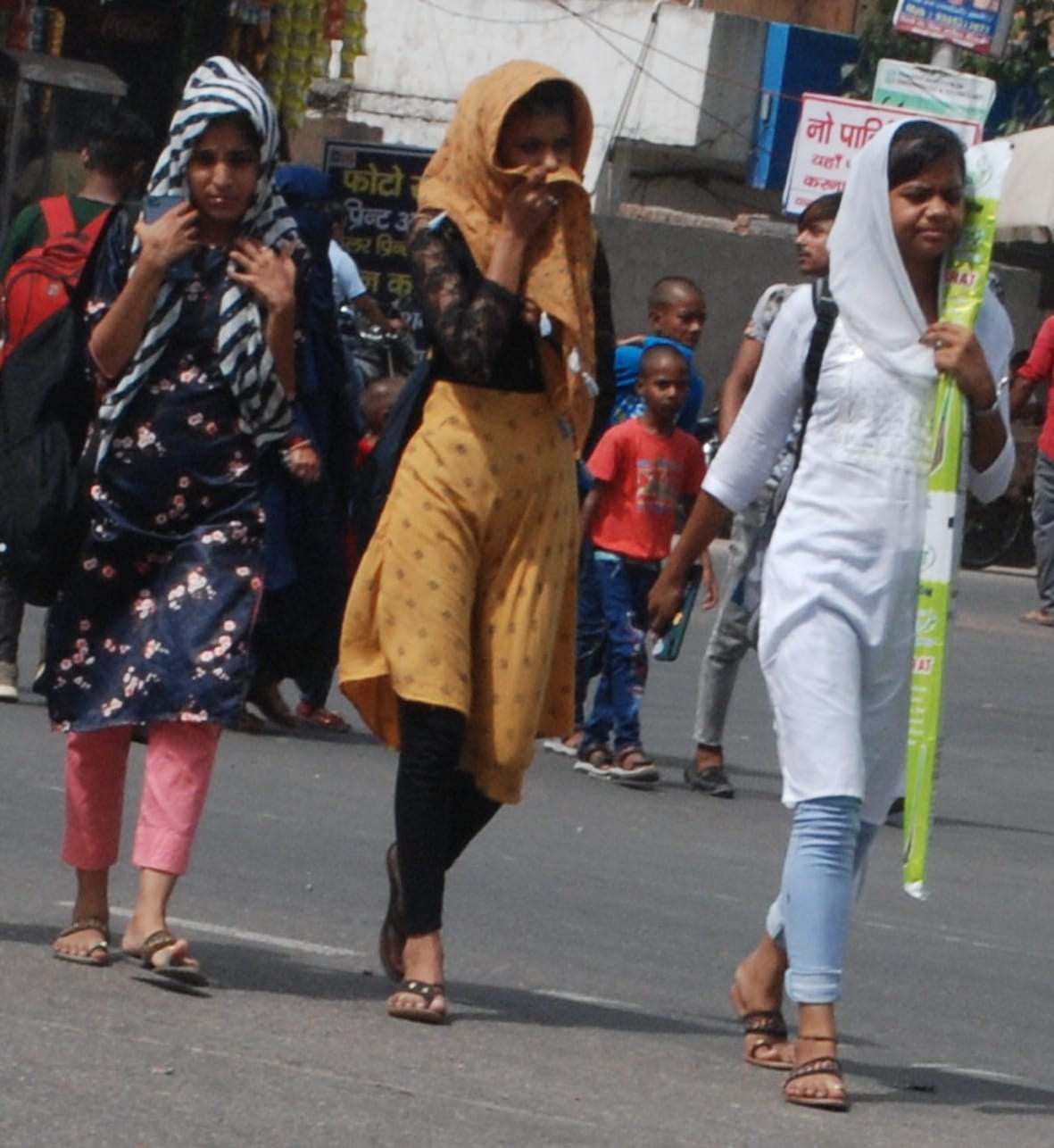 बागपत में चिलचिलाती धूप के बीच हाईवे से होकर गुरजती युवतियां