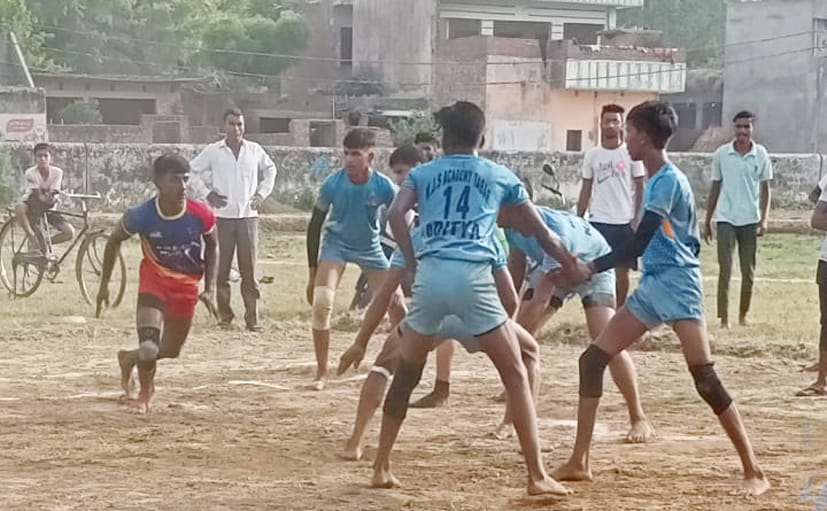 भायला इंटर कॉलेज में जिला स्तरीय खेलकूद प्रतियोगिता में कबड्डी में दमखम दिखाते खिलाड़ी भायला इंटर कॉलेज में जिला स्तरीय खेलकूद प्रतियोगिता में कबड्डी में दमखम दिखाते खिलाड़ी