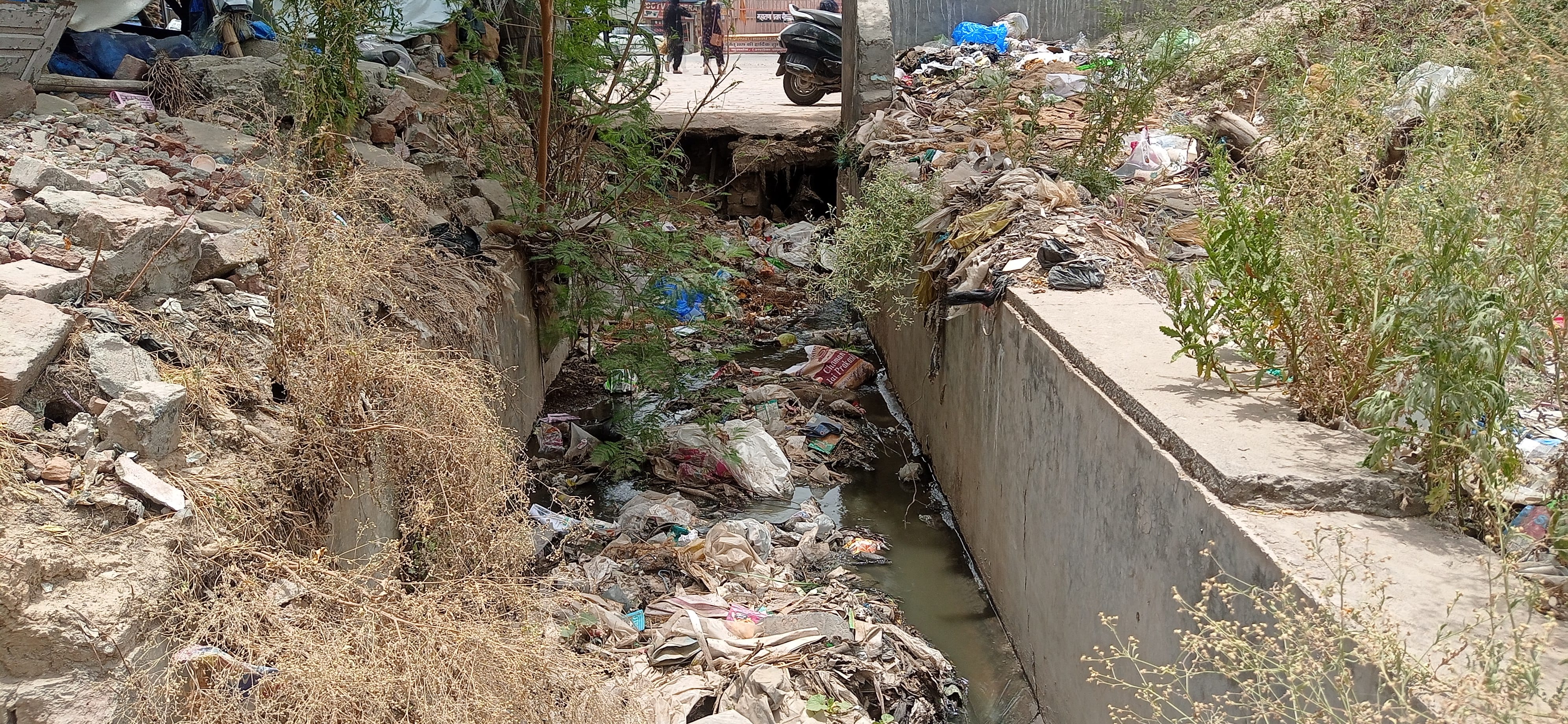 बिरला मंदिर के पास गंदगी से अटा नाला। संवाद बिरला मंदिर के पास गंदगी से अटा नाला। संवाद