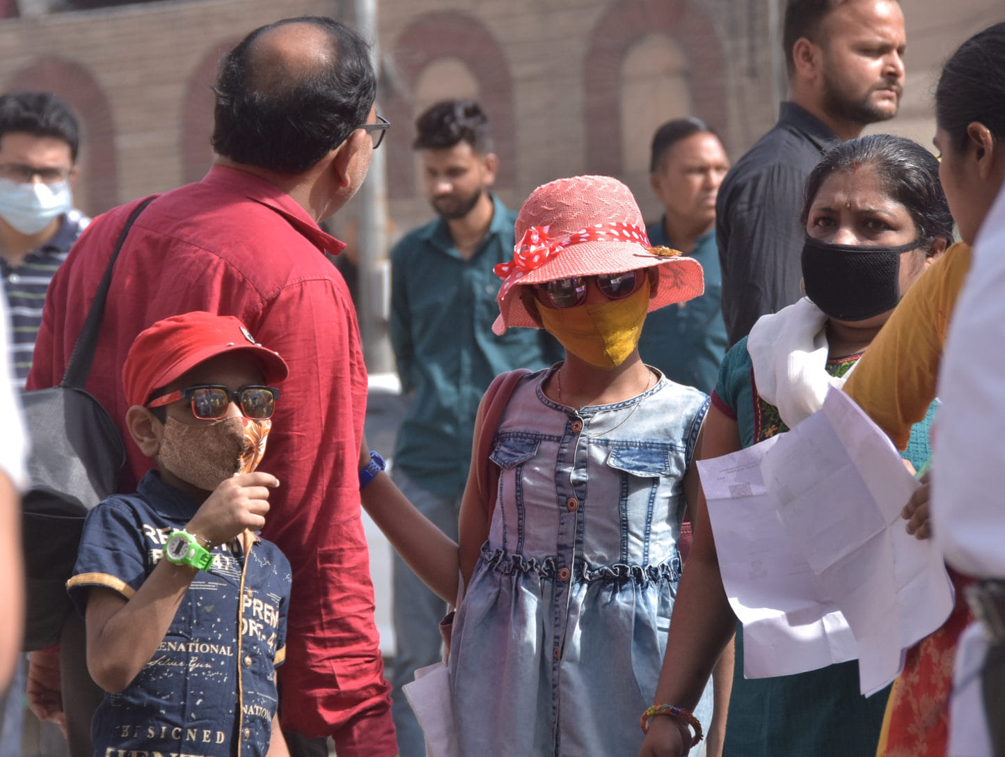 एसएएम इंटर कॉलेज पर पीसीएस परीक्षा देने पहुंचे परीक्षार्थी के साथ बच्चे एसएएम इंटर कॉलेज पर पीसीएस परीक्षा देने पहुंचे परीक्षार्थी के साथ बच्चे