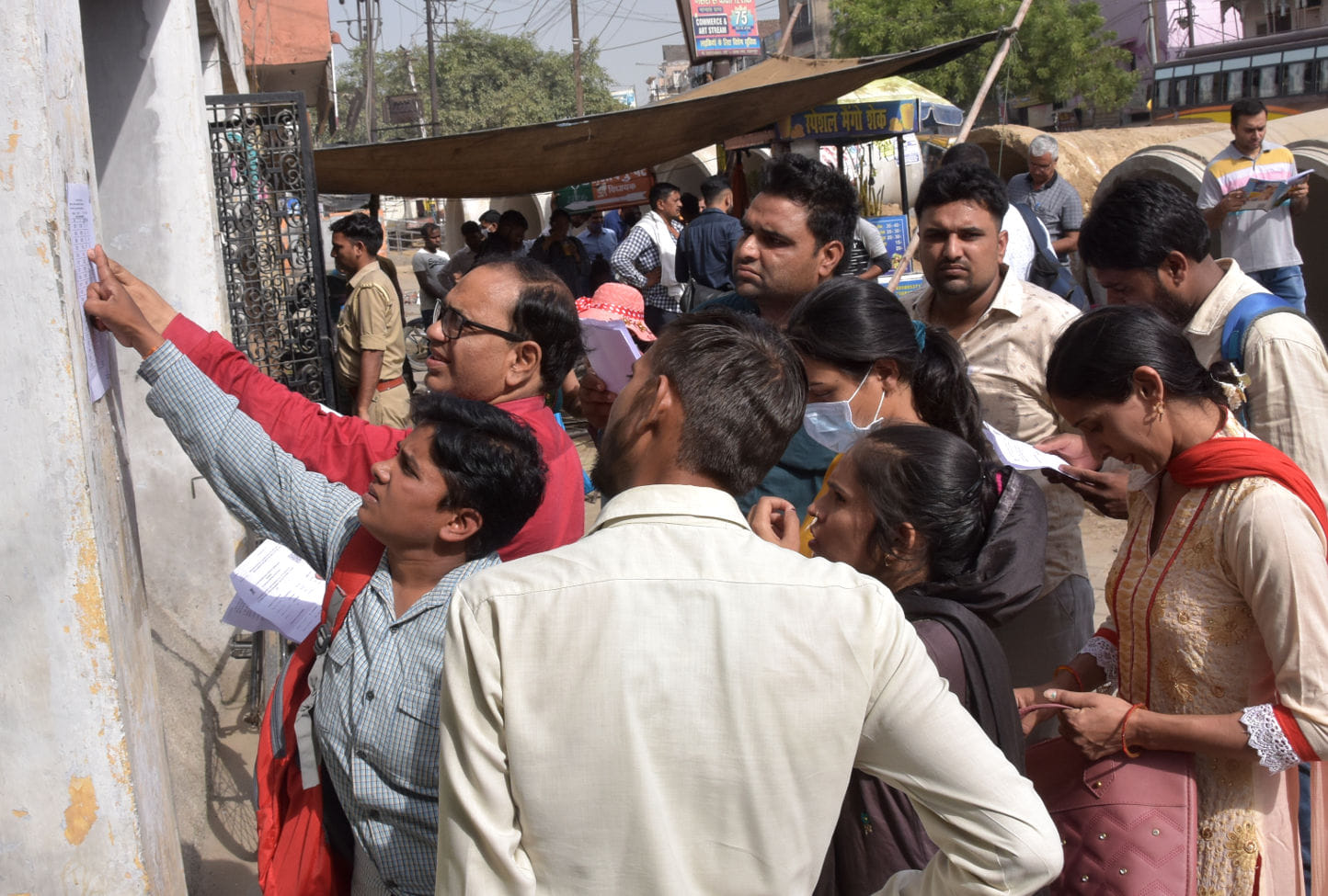 एसएएम इंटर कॉलेज पर पीसीएस परीक्षा देने पहुंचे परीक्षार्थी एसएएम इंटर कॉलेज पर पीसीएस परीक्षा देने पहुंचे परीक्षार्थी