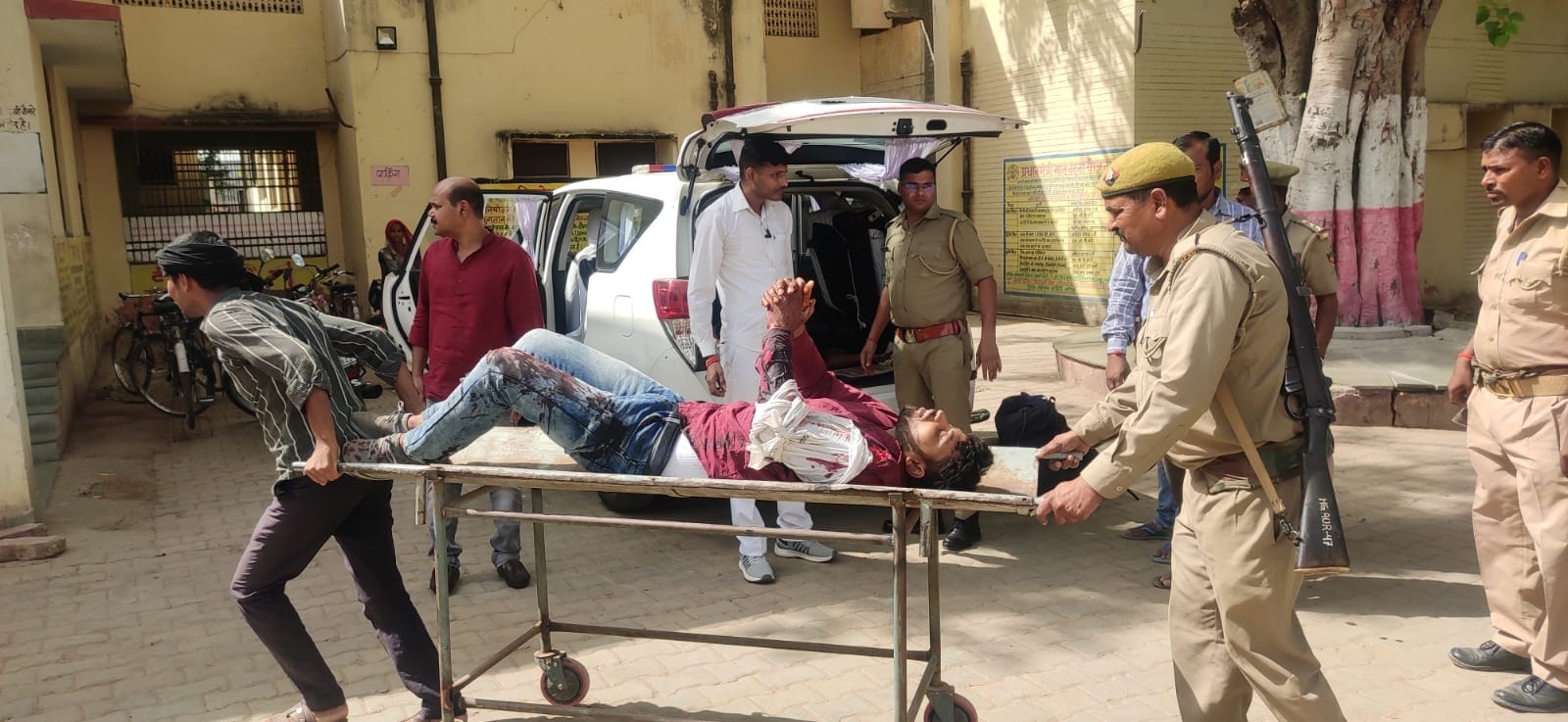 फोटो-12एयूआरपी- 07 सड़क हादसे में घायल अविनाश को अस्पताल ले जाते डीएम के होमगार्ड। संवाद फोटो-12एयूआरपी- 07 सड़क हादसे में घायल अविनाश को अस्पताल ले जाते डीएम के होमगार्ड। संवाद