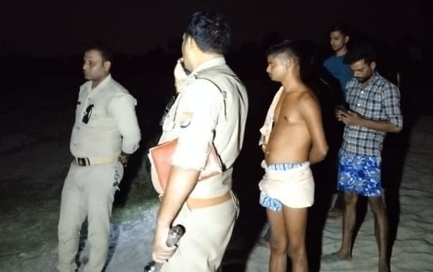 फोटो-15- नदी में पड़े शव को देखते पुलिसकर्मी व ग्रामीण फोटो-15- नदी में पड़े शव को देखते पुलिसकर्मी व ग्रामीण