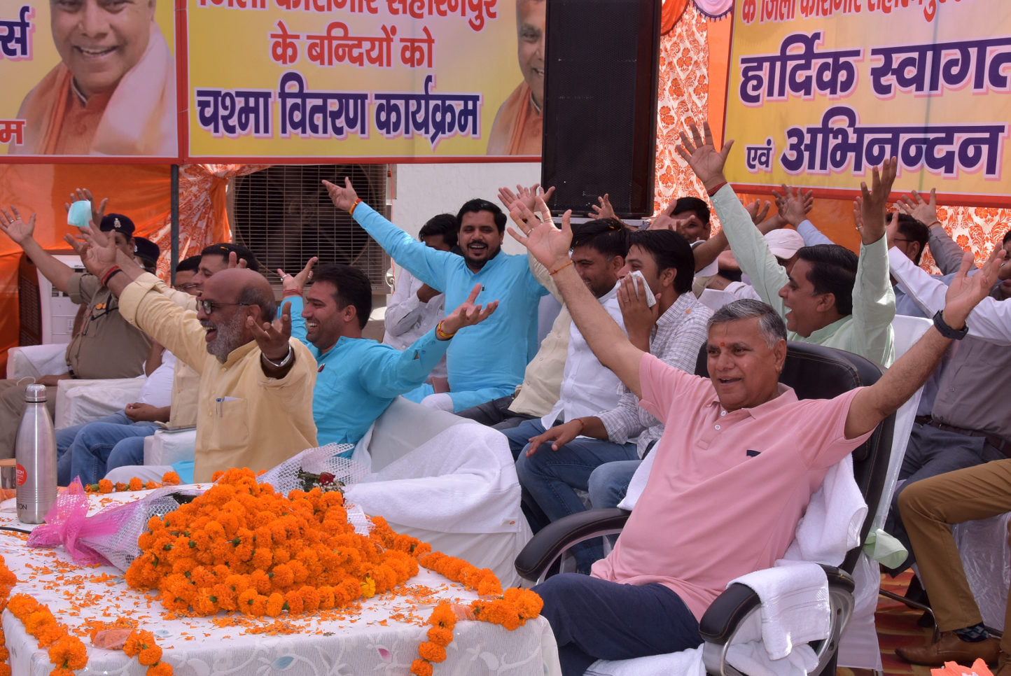 जिला कारागार में कुर्सी पर बैठक कर योग करते मंत्री डा धर्मवीर प्रजापति जिला कारागार में कुर्सी पर बैठक कर योग करते मंत्री डा धर्मवीर प्रजापति