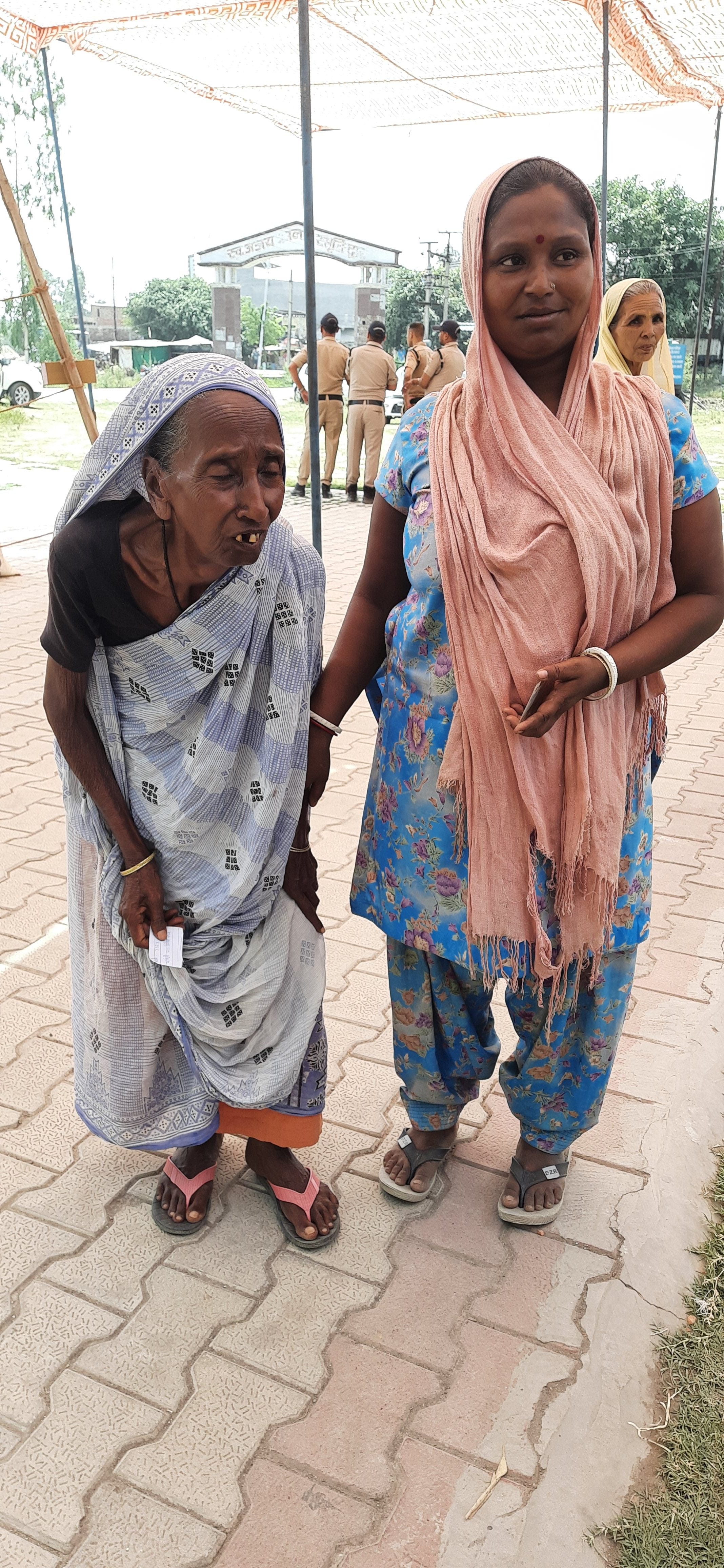 किच्छा उपचुनाव में मतदान करने जाती सौ वर्षीय महिला पार्वती देवी किच्छा उपचुनाव में मतदान करने जाती सौ वर्षीय महिला पार्वती देवी
