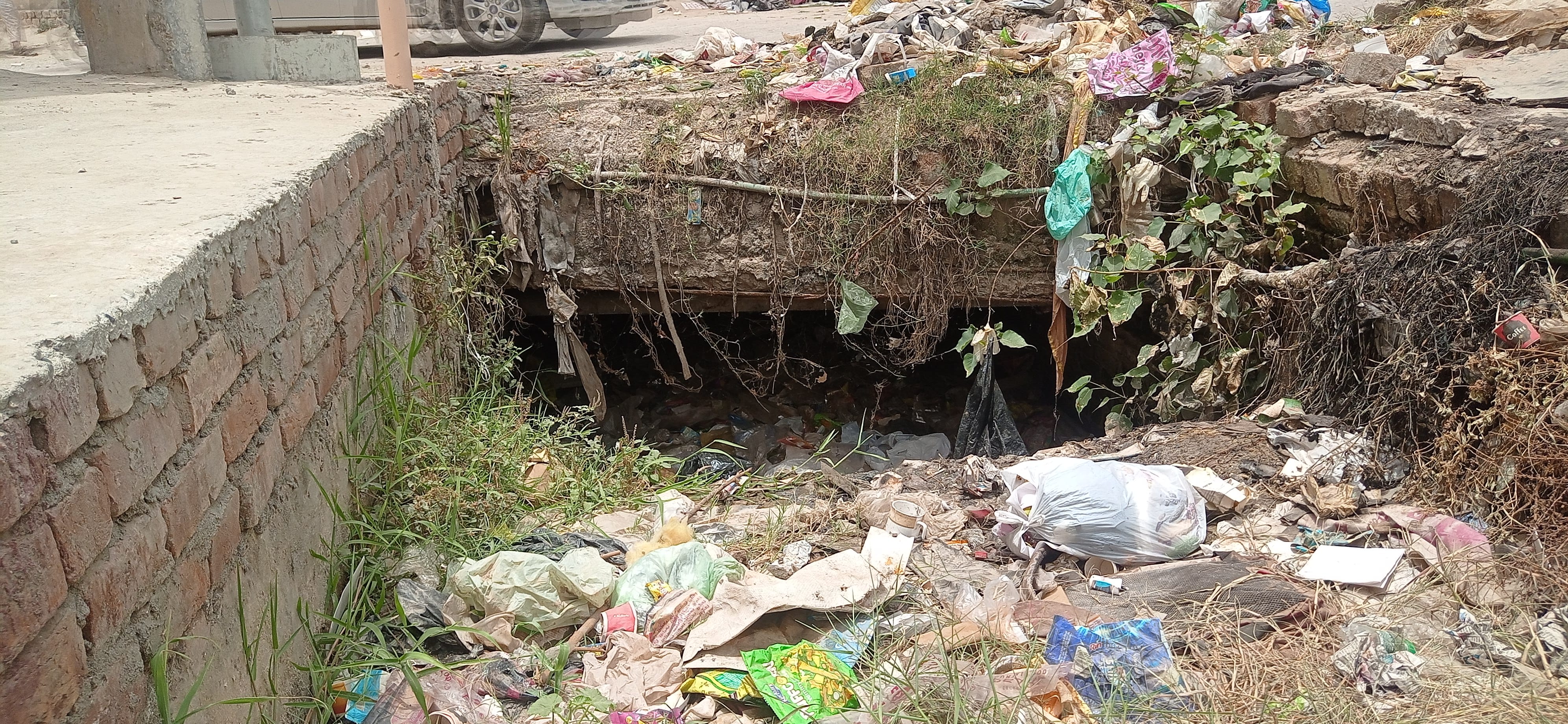 लक्ष्मण चौक के पास नाले में भरी गंदगी। संवाद लक्ष्मण चौक के पास नाले में भरी गंदगी। संवाद