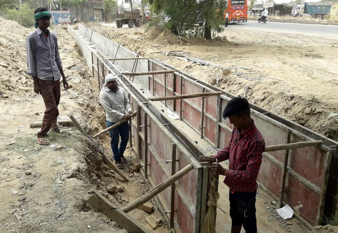 मुआवजे के विवाद मे खेकड़ा तहसील के पास भूखंड मालिको द्वारा रोके गए हाइवे के चौडीकरण कार्य को दोबा मुआवजे के विवाद मे खेकड़ा तहसील के पास भूखंड मालिको द्वारा रोके गए हाइवे के चौडीकरण कार्य को दोबा