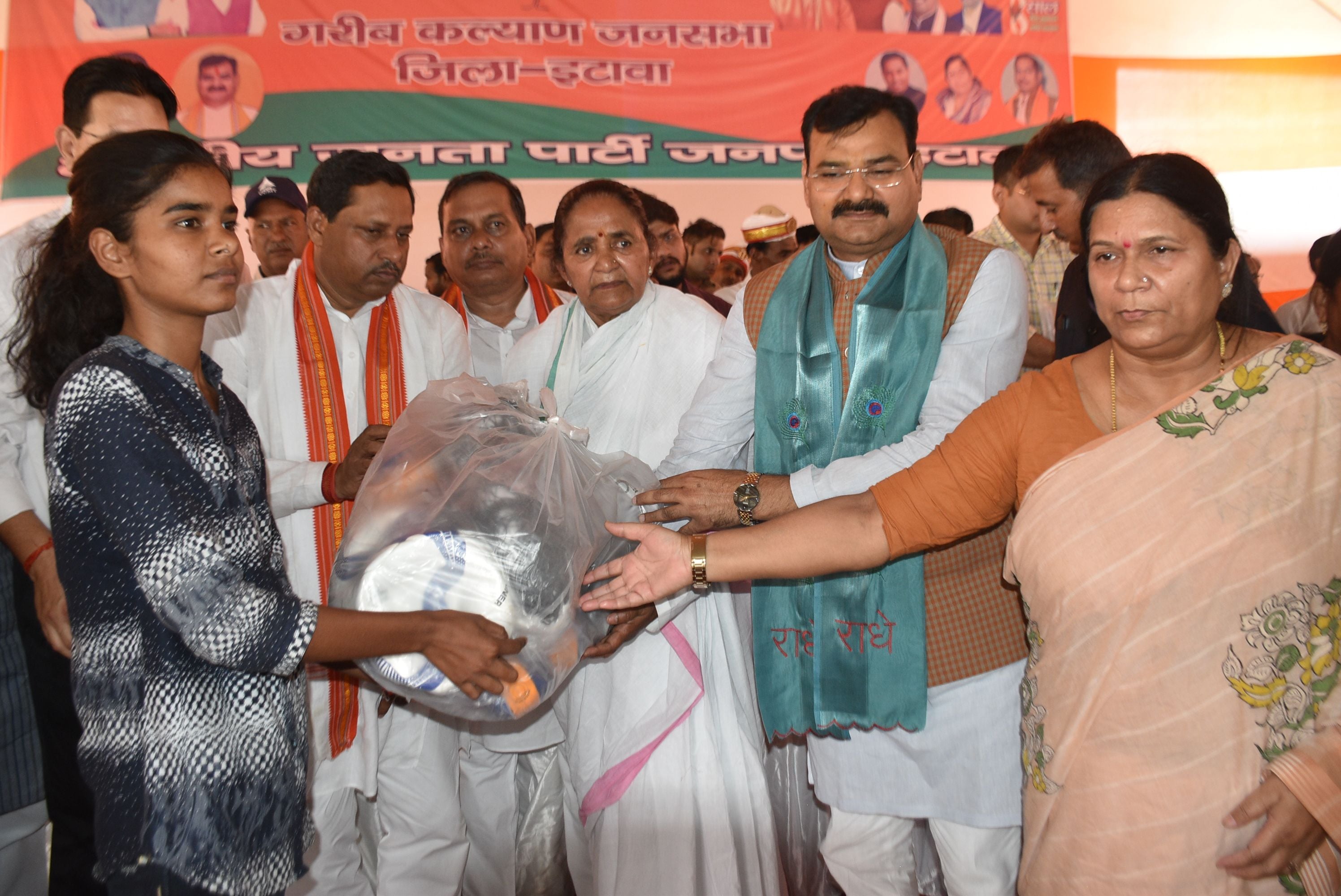 पहली लाभार्थी स्नेहलता को सम्मानित करते दोनों राज्य मंत्री। संवाद पहली लाभार्थी स्नेहलता को सम्मानित करते दोनों राज्य मंत्री। संवाद