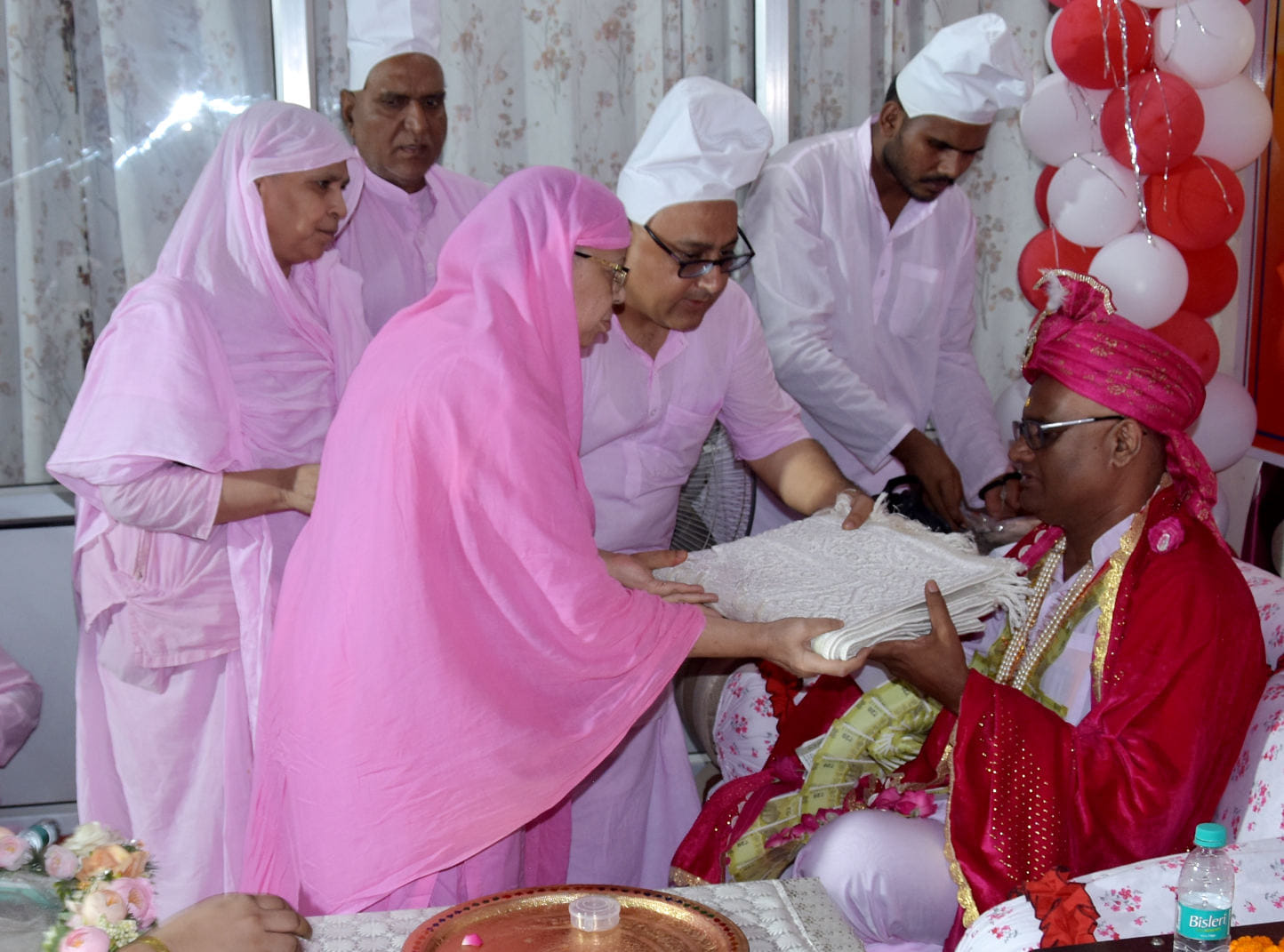 पंतविहार स्थित कृष्ण ज्ञान मन्दिर में आयोजित कविश्वर कारंजेकर बाबा का सम्मान करते मन्दिर के पूज पंतविहार स्थित कृष्ण ज्ञान मन्दिर में आयोजित कविश्वर कारंजेकर बाबा का सम्मान करते मन्दिर के पूज