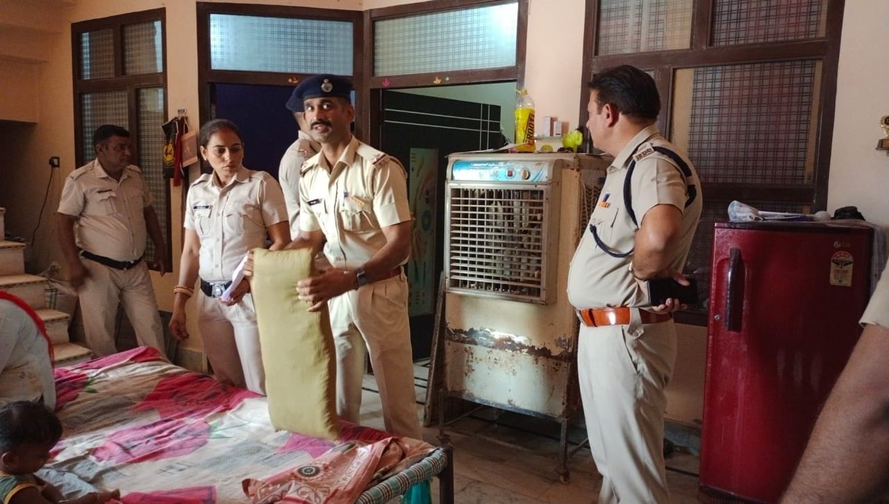 स्टेट नारकोटिक्स टीम के सदस्य रानियां के घरों की तलाशी लेते हुए। स्टेट नारकोटिक्स टीम के सदस्य रानियां के घरों की तलाशी लेते हुए।