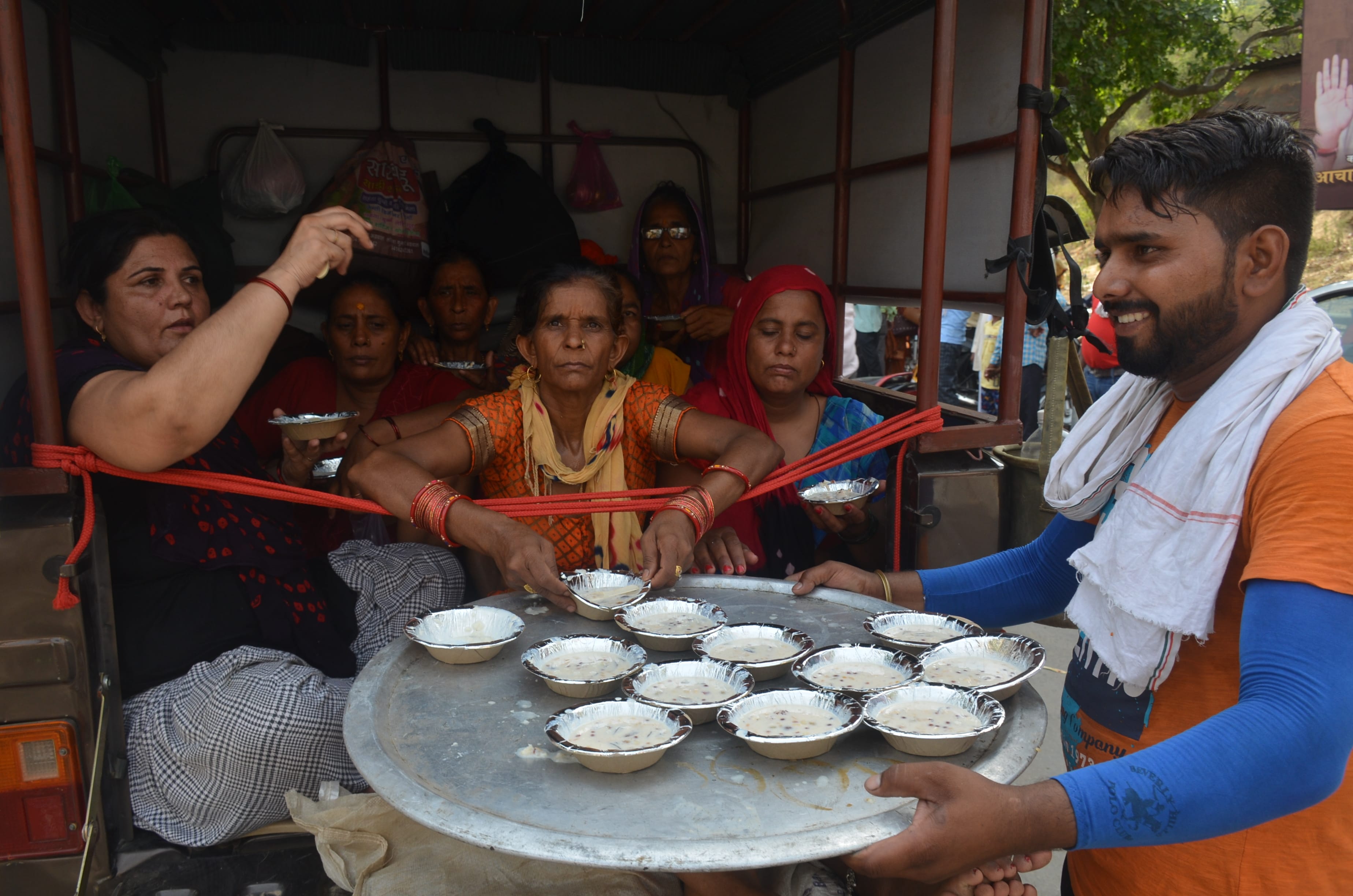 शुकतीर्थ में दादा गुरु विष्णु दास महाराज की प्रतिमा पर शोभा यात्रा में प्रसाद ग्रहण करते श्रद्व शुकतीर्थ में दादा गुरु विष्णु दास महाराज की प्रतिमा पर शोभा यात्रा में प्रसाद ग्रहण करते श्रद्व