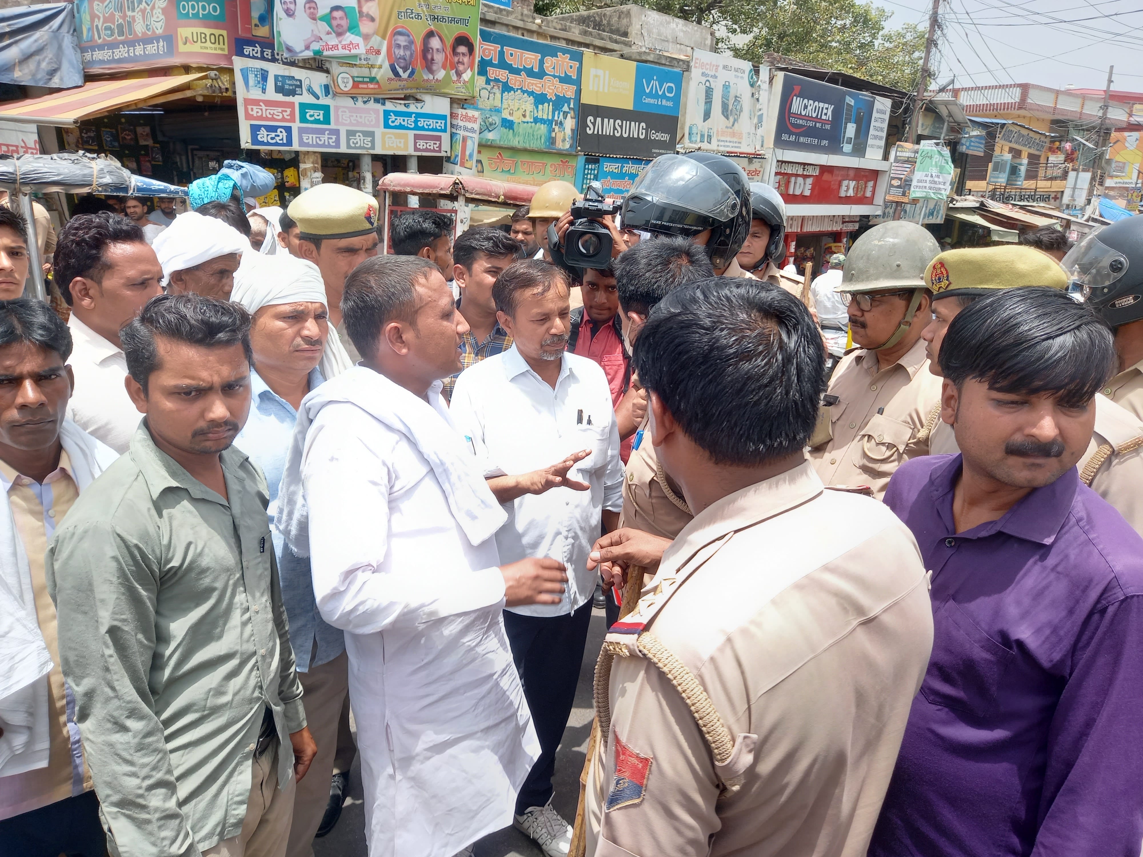 दिल्ली बस स्टैंड पर पुलिस कर्मियों से नोकझोंक करते कक्षक समाज के लोग