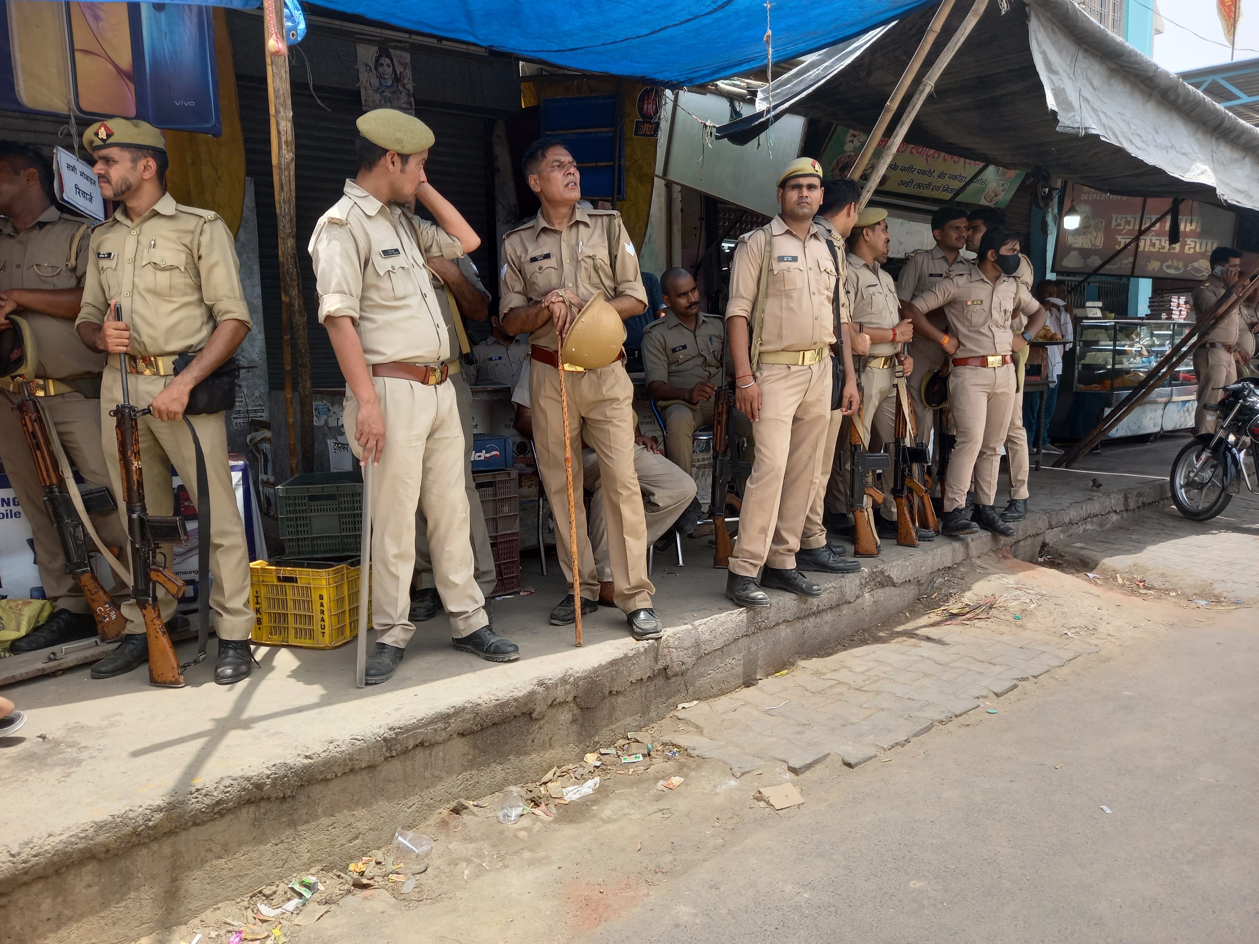दिल्ली बस स्टैंड पर तैनात पुलिस बल