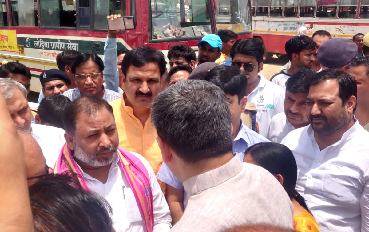 दिल्ली रोड कांशीराम बस अड़डे का निरीक्षण करते राज्यमंत्री परिवहन विभाग दया शंकर सिंह दिल्ली रोड कांशीराम बस अड़डे का निरीक्षण करते राज्यमंत्री परिवहन विभाग दया शंकर सिंह