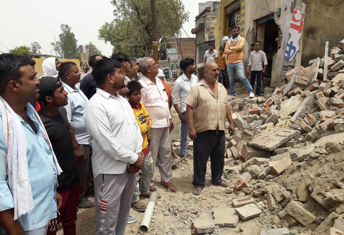 दिल्ली सहारनपुर हाइवे के चौडीकरण की जद मे आई दुकाने तोडे जाने के बाद टूटी दुकानो को देखते दुकान म? दिल्ली सहारनपुर हाइवे के चौडीकरण की जद मे आई दुकाने तोडे जाने के बाद टूटी दुकानो को देखते दुकान म?