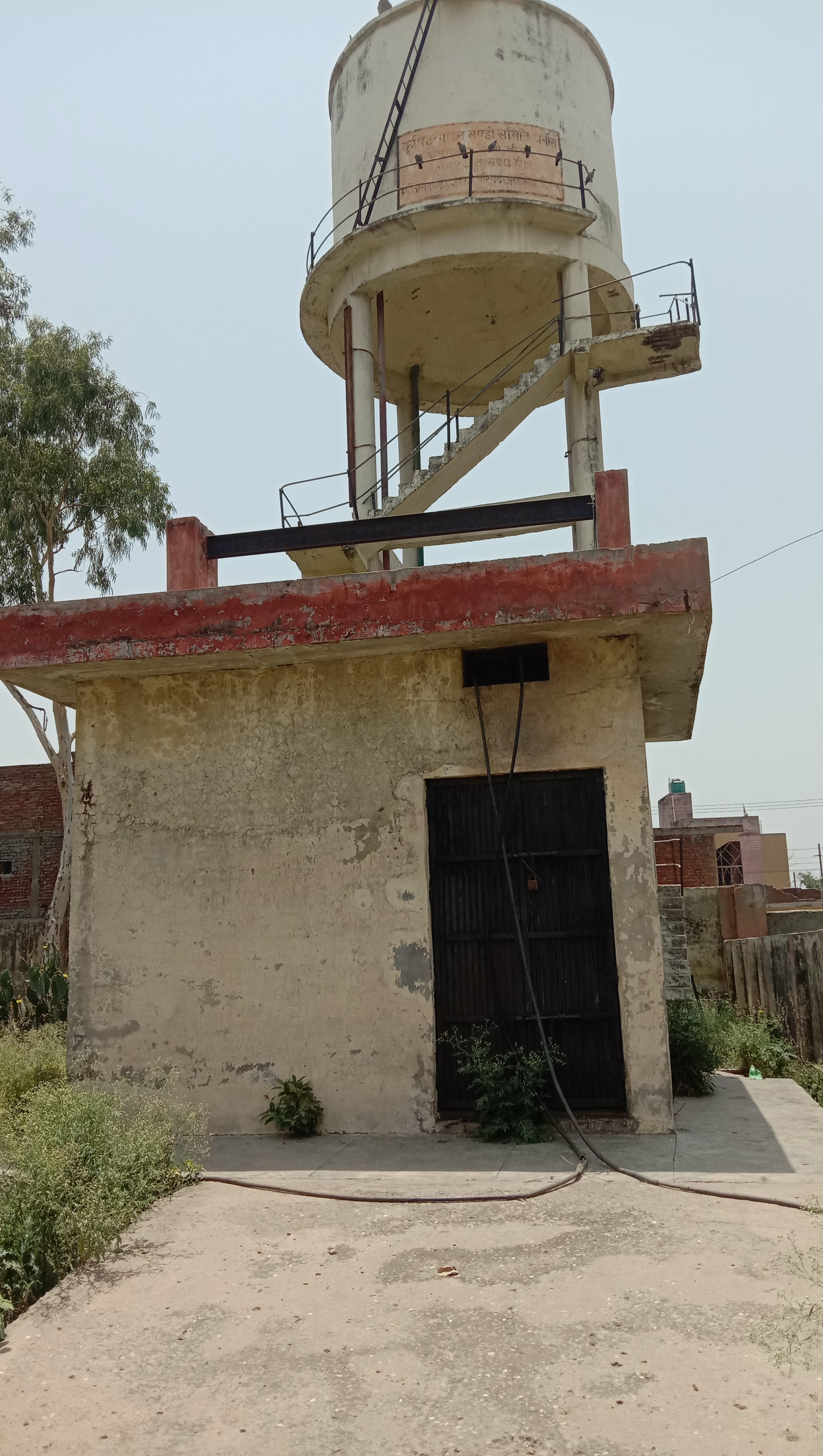 धनौरा की मंडी समिति में खराब पड़ा ओवरहैड टैंक, वाटर कूलिंग मशीन, बंद पड़े शौचालय, परिसर में खड़ी घस